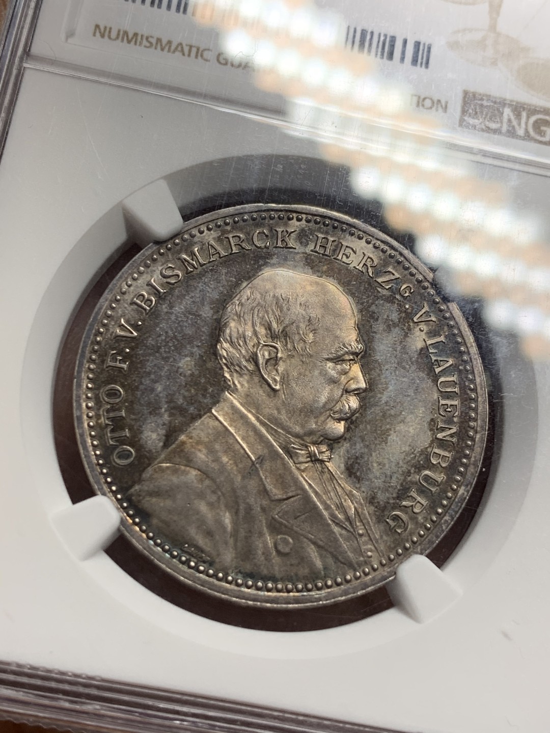 《竞宝斋》第118场-周日，周一 ，2场连拍（全场包邮） NGC-MS61 德国1898年俾斯麦逝世纪念银章，这是俾斯麦逝世银章少见的一款。厚重黑色包浆，非常漂亮