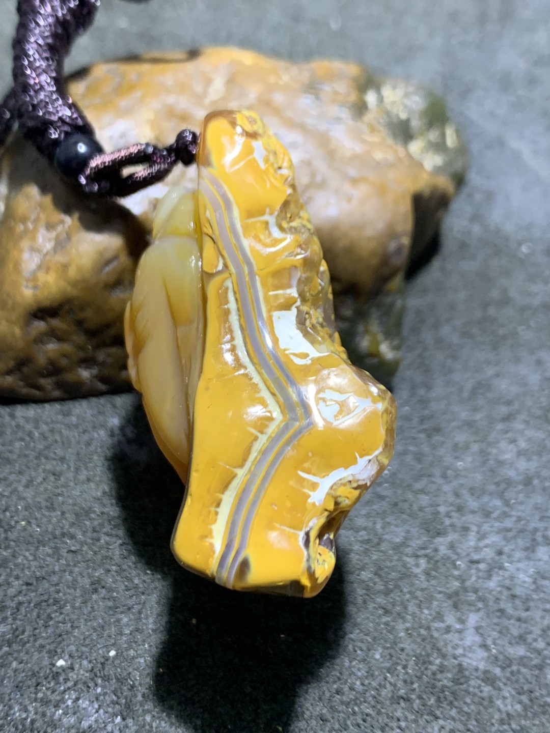 精美天然原皮马达加斯加玛瑙雕刻忠义关二爷吊坠(把件)一个
