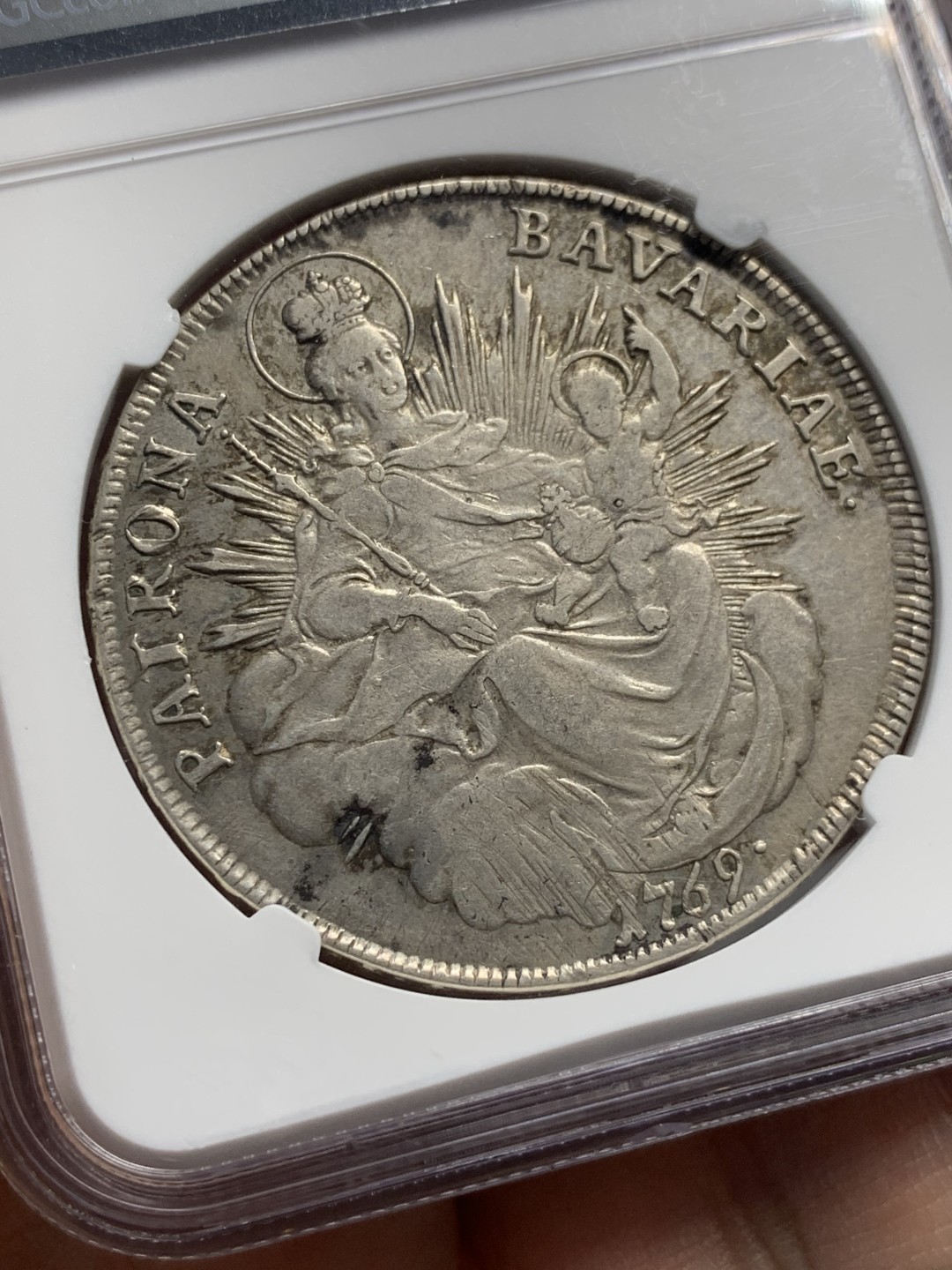 《竞宝斋》第118场-周日，周一 ，2场连拍（全场包邮） NGC AU50 德国 巴伐利亚 1769年 马克西米利安 圣母抱婴 泰勒 大银币 有分不容易