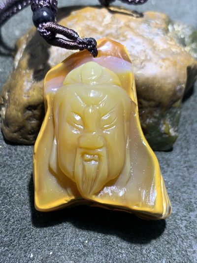 精美天然原皮马达加斯加玛瑙雕刻忠义关二爷吊坠(把件)一个 - 精美天然原皮马达加斯加玛瑙雕刻忠义关二爷吊坠(把件)一个