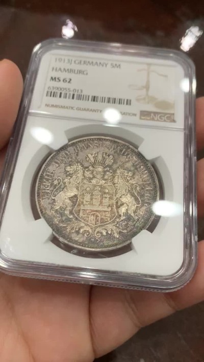 《竞宝斋》第118场-周日，周一 ，2场连拍（全场包邮） NGC MS62 德国汉堡1913年双狮5马克银币五彩镜面底板