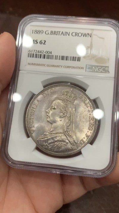 《竞宝斋》第118场-周日，周一 ，2场连拍（全场包邮） NGC MS62 英国 1889年 维多利亚高冠 马剑银币 状态极好
