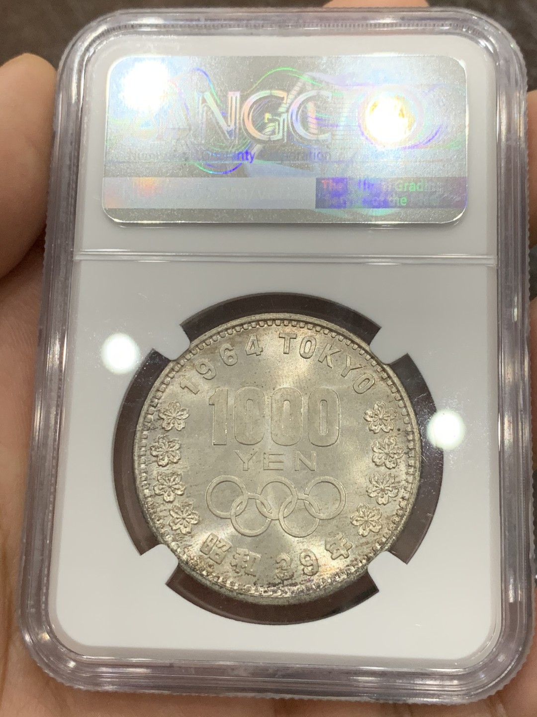 《竞宝斋》第118场-周日，周一 ，2场连拍（全场包邮） NGC-MS66 1964高分日本大奥银币 正面红+蓝色五彩包浆  经典富士山造型 可收藏
