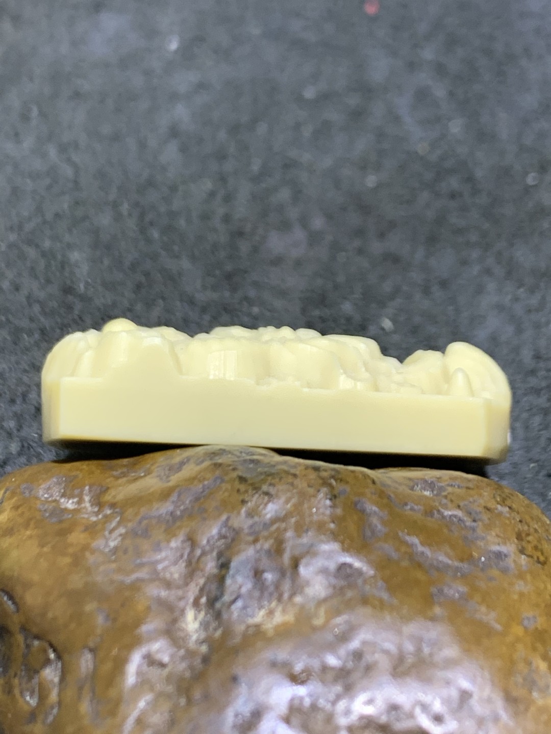 精美高玉化金膏玉雕刻龙牌一个