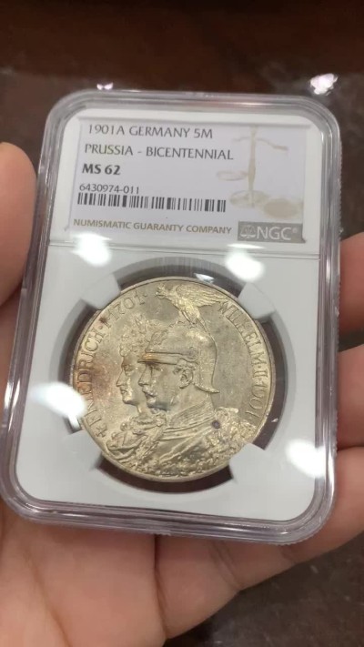 《竞宝斋》第118场-周日，周一 ，2场连拍（全场包邮） NGC MS62 德国 1901 普鲁士建国200周年 5马克大银币 转光强 淡黄色包浆 帽子下有很像阴影的包浆 背面的光和底板贼好