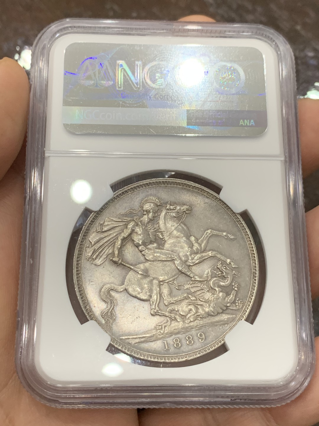 《竞宝斋》第118场-周日，周一 ，2场连拍（全场包邮） NGC MS62 英国 1889年 维多利亚高冠 马剑银币 状态极好