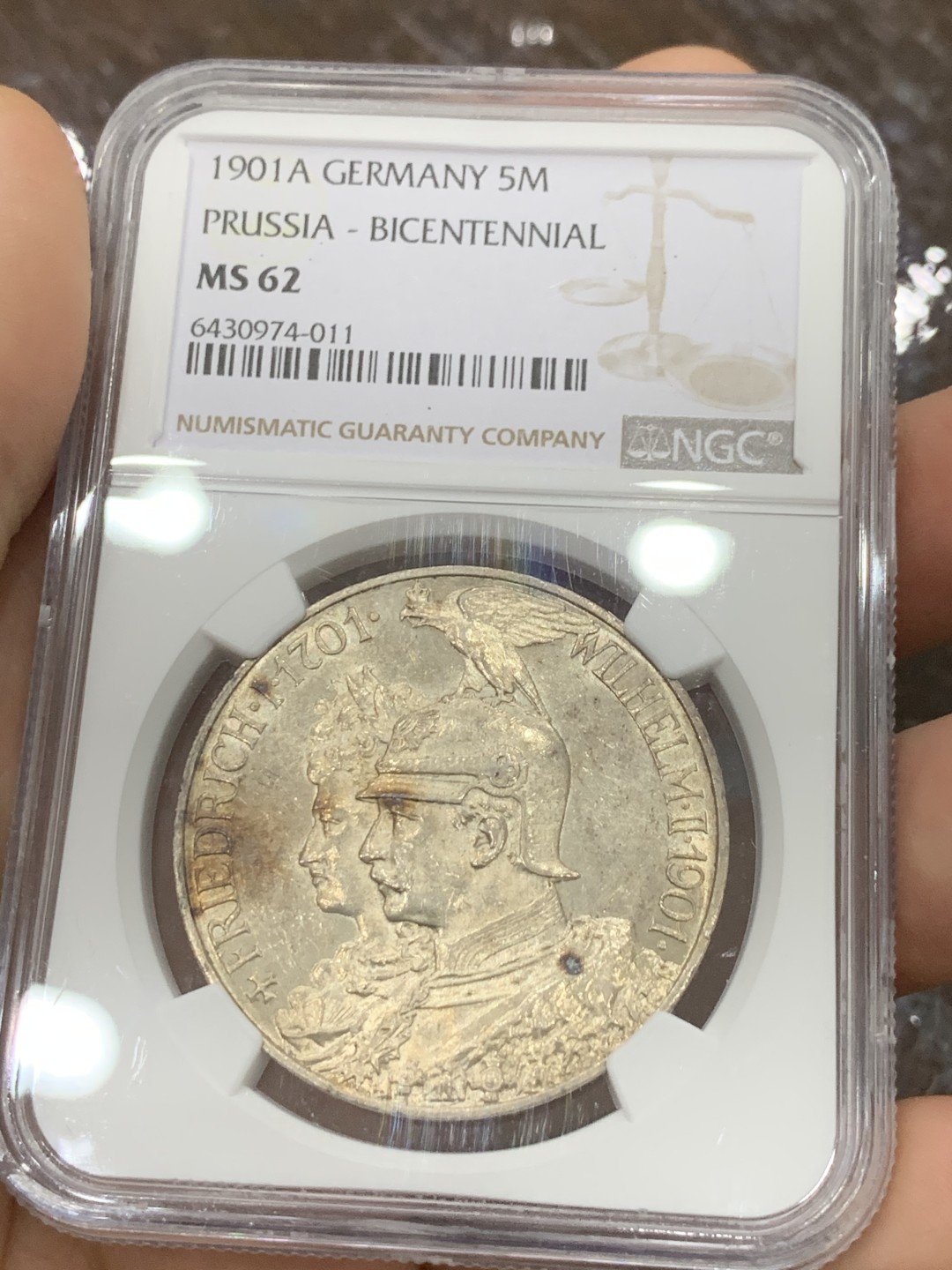 《竞宝斋》第118场-周日，周一 ，2场连拍（全场包邮） NGC MS62 德国 1901 普鲁士建国200周年 5马克大银币 转光强 淡黄色包浆 帽子下有很像阴影的包浆 背面的光和底板贼好