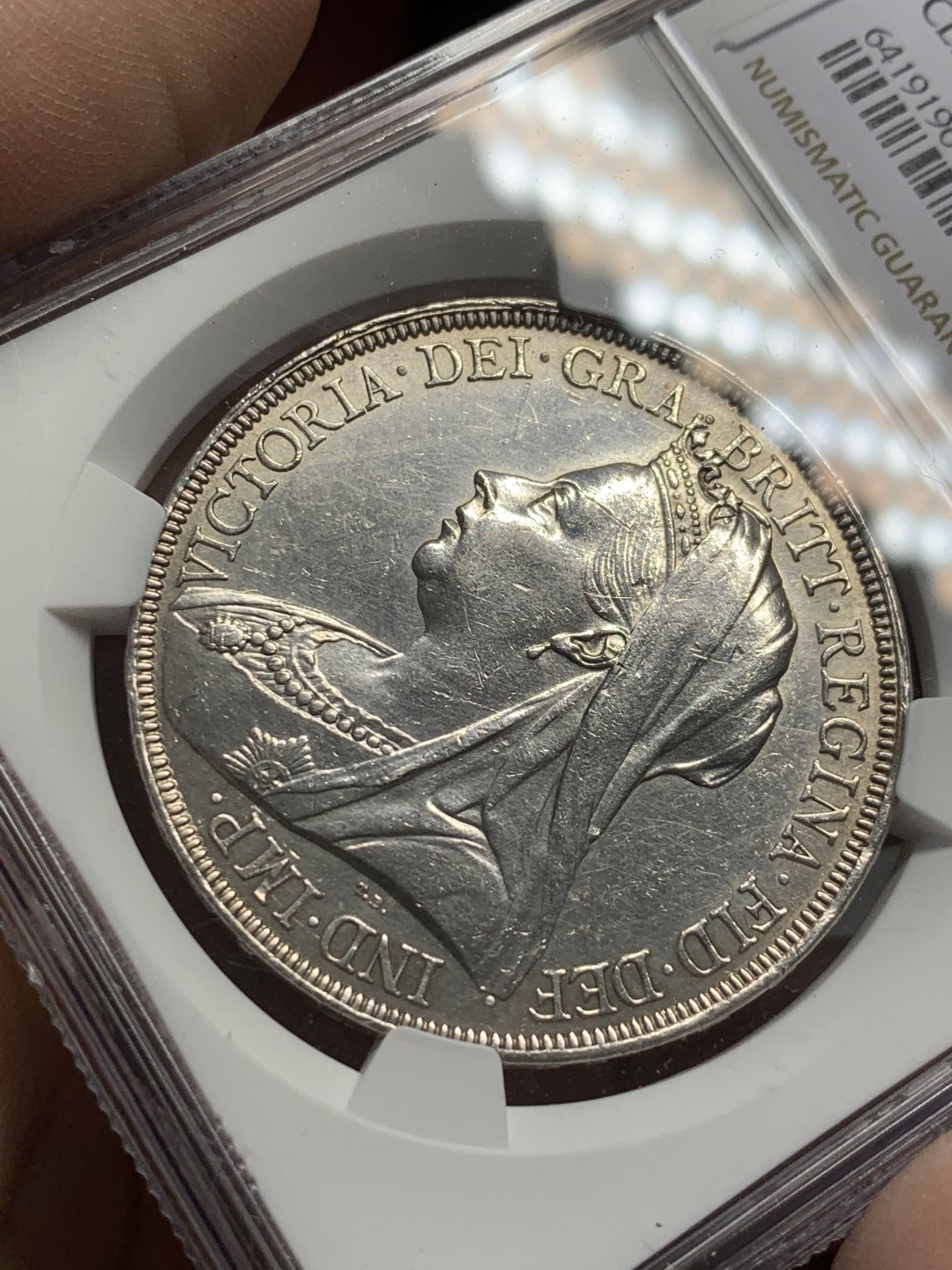《竞宝斋》第118场-周日，周一 ，2场连拍（全场包邮） NGC AU 英国 1897年 维多利亚 披纱 马剑克朗 大银币 高点在 磨损小 UNC品