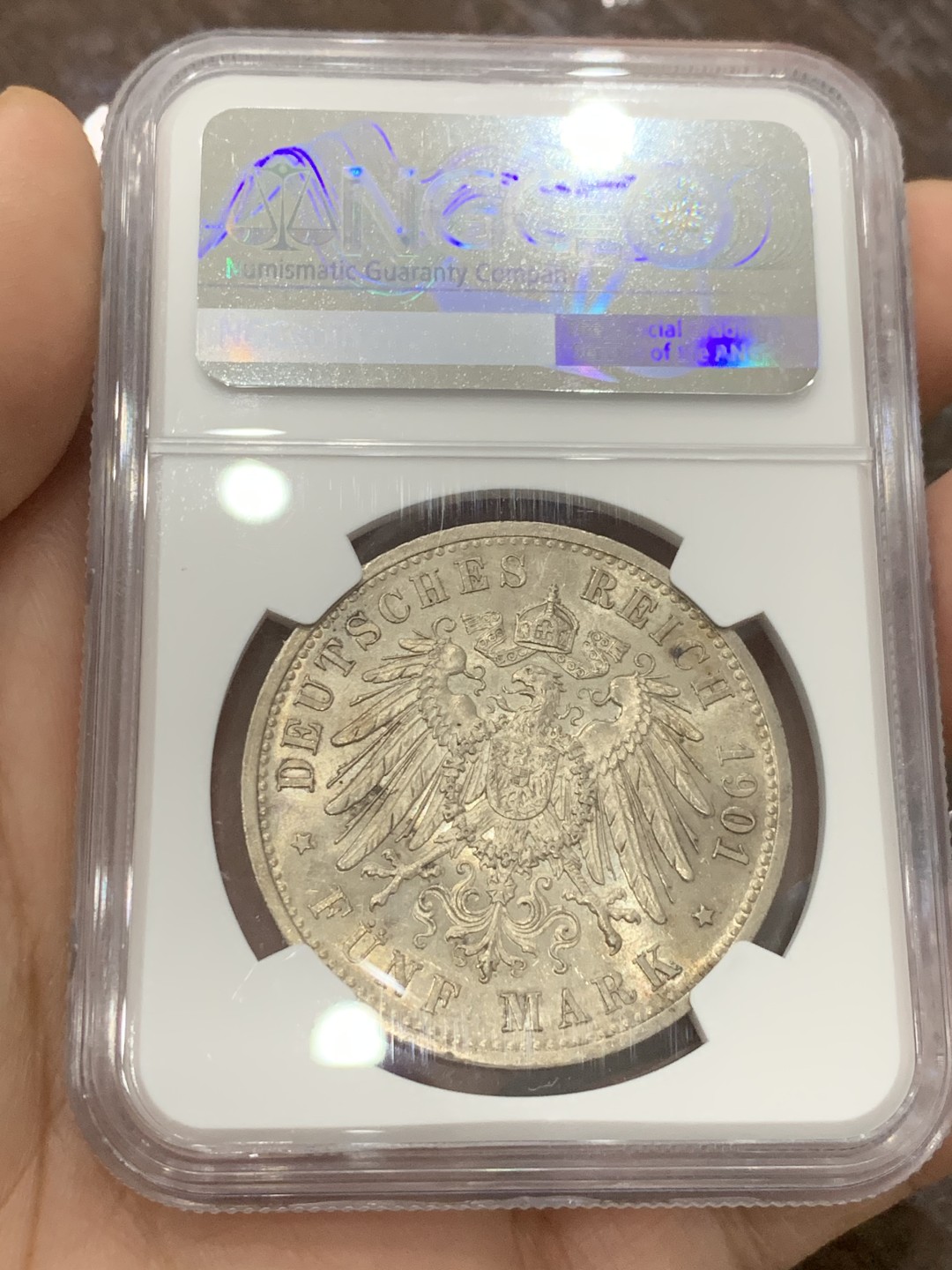 《竞宝斋》第118场-周日，周一 ，2场连拍（全场包邮） NGC MS62 德国 1901 普鲁士建国200周年 5马克大银币 转光强 淡黄色包浆 帽子下有很像阴影的包浆 背面的光和底板贼好
