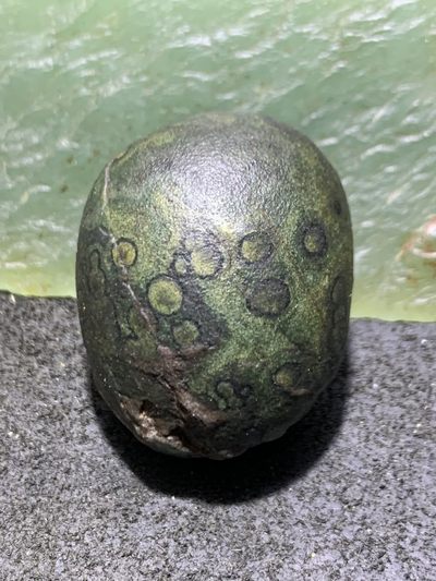 精美外蒙绿眼石原石一颗， - 精美外蒙绿眼石原石一颗，