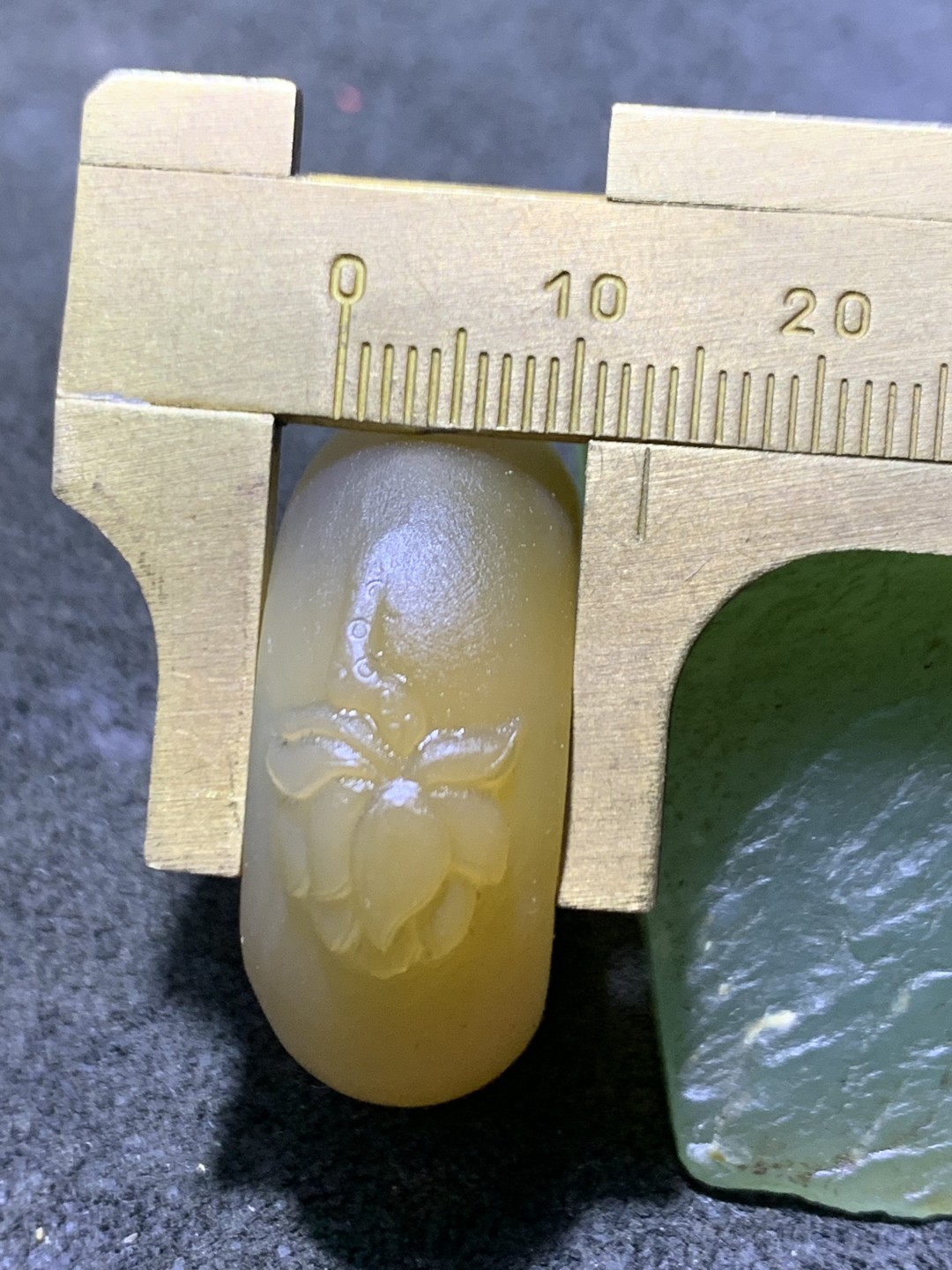 精美亚光高润度冻料漂金沙蒙料战国红玛瑙雕刻荷花扳指一个