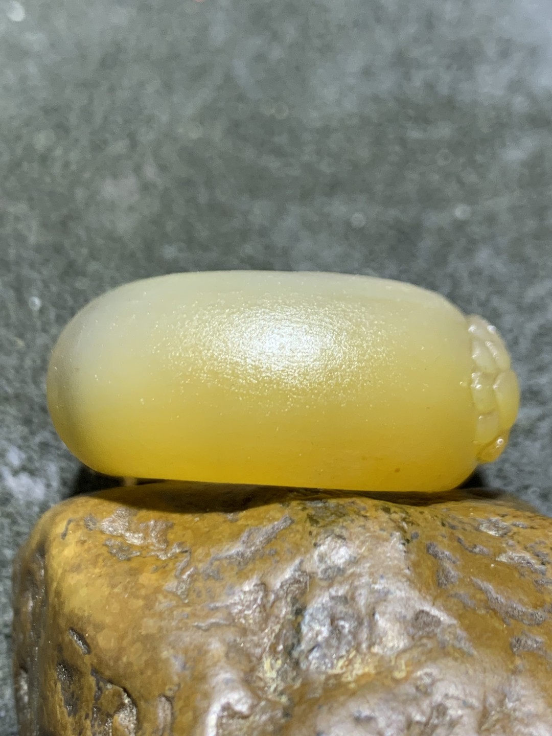 精美亚光高润度冻料漂金沙蒙料战国红玛瑙雕刻荷花扳指一个