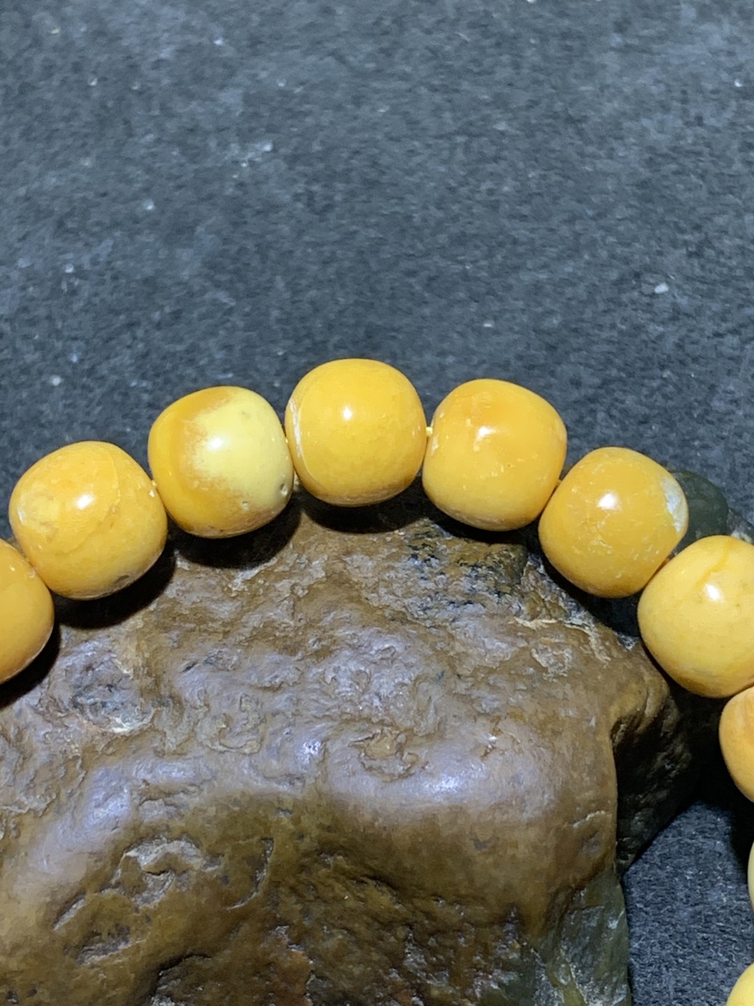 精美高玉化缅甸黄玉老形桶珠手串一条！