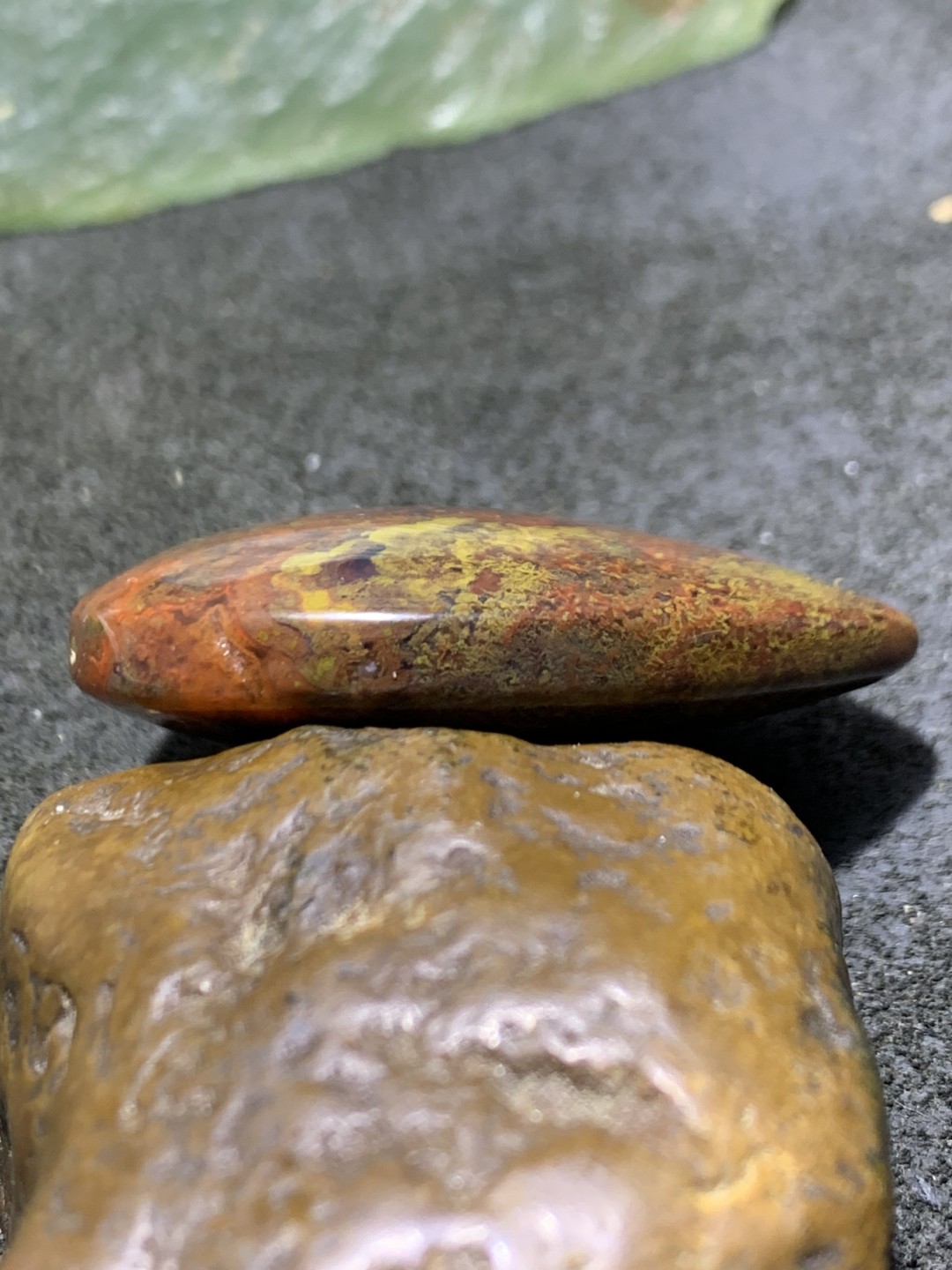 精美战国红玛瑙双色草花纹吊坠一个，