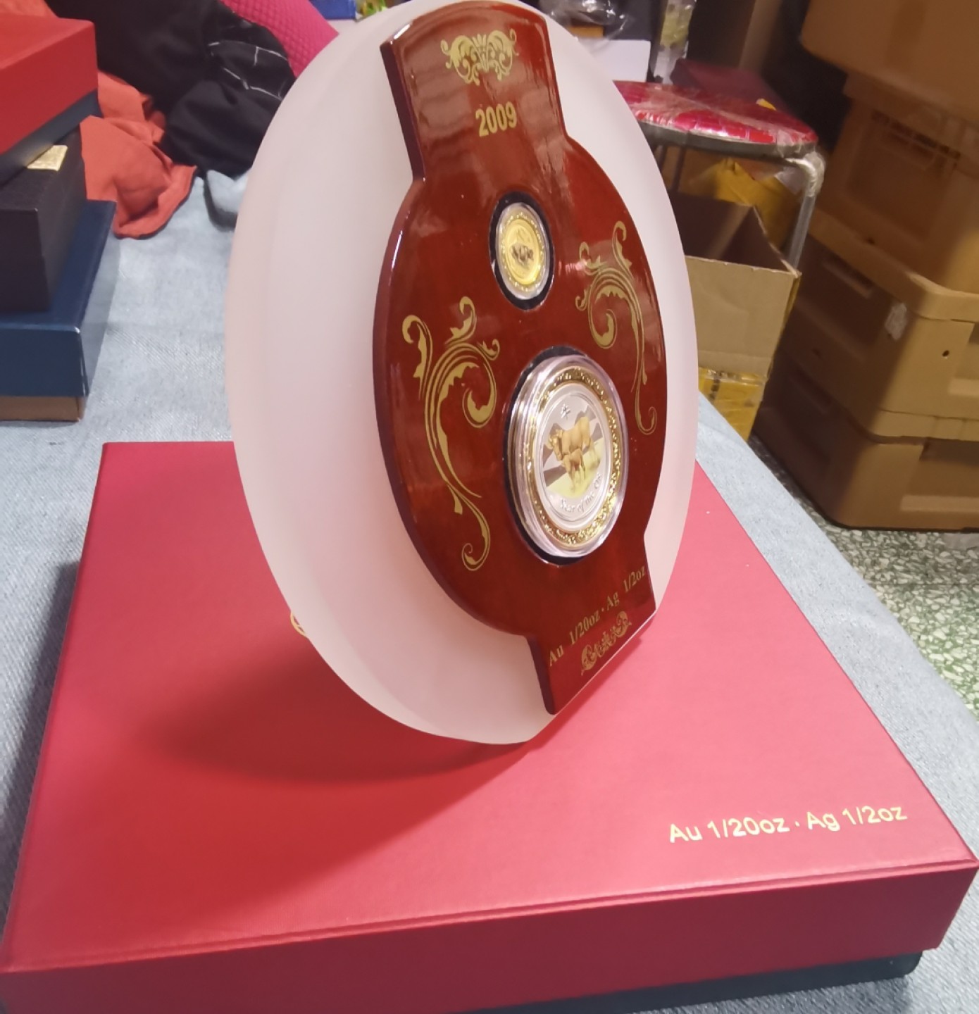 北京马甸外国币专卖微拍第九十期，外国金银币专场，陆续上新，欢迎关注 2009年澳大利亚豪华礼品包装彩色生肖牛1／2盎司银币，1／20盎司金币，成色：999，盒证齐全