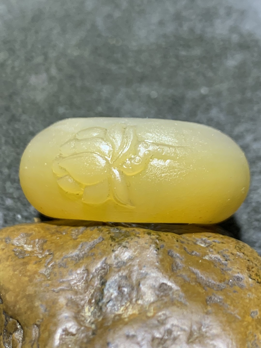 精美亚光高润度冻料漂金沙蒙料战国红玛瑙雕刻荷花扳指一个