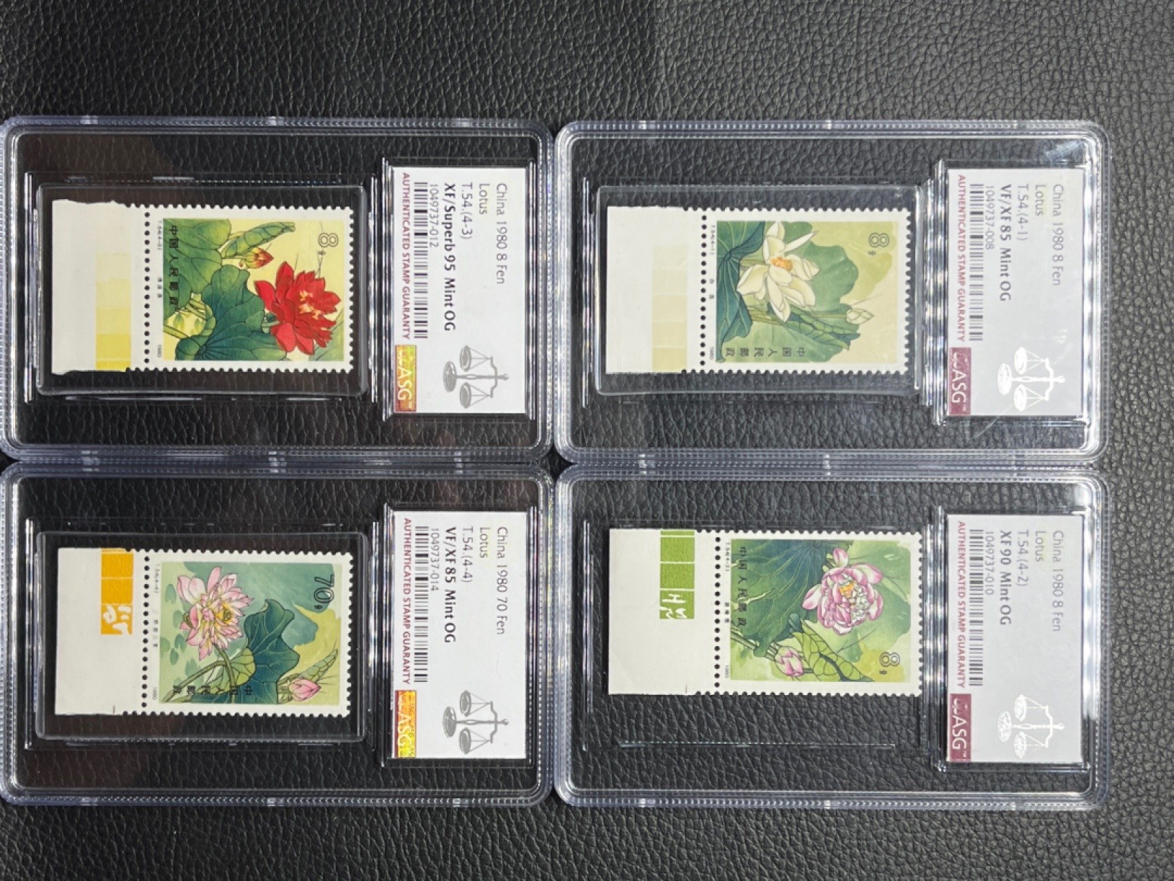 洪涛臻品批发群  精选邮票限时拍卖第九十二期 T54荷花新全  一枚95  二枚90  一枚85  混分一组，下色标，中盒，非常漂亮。JT精品人气套票，95分分非常难得，喜欢的老板不要错过