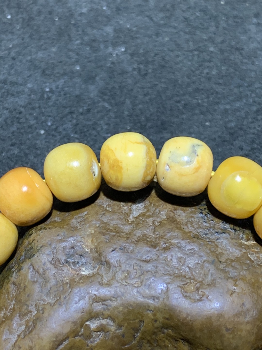 精美高玉化缅甸黄玉老形桶珠手串一条！