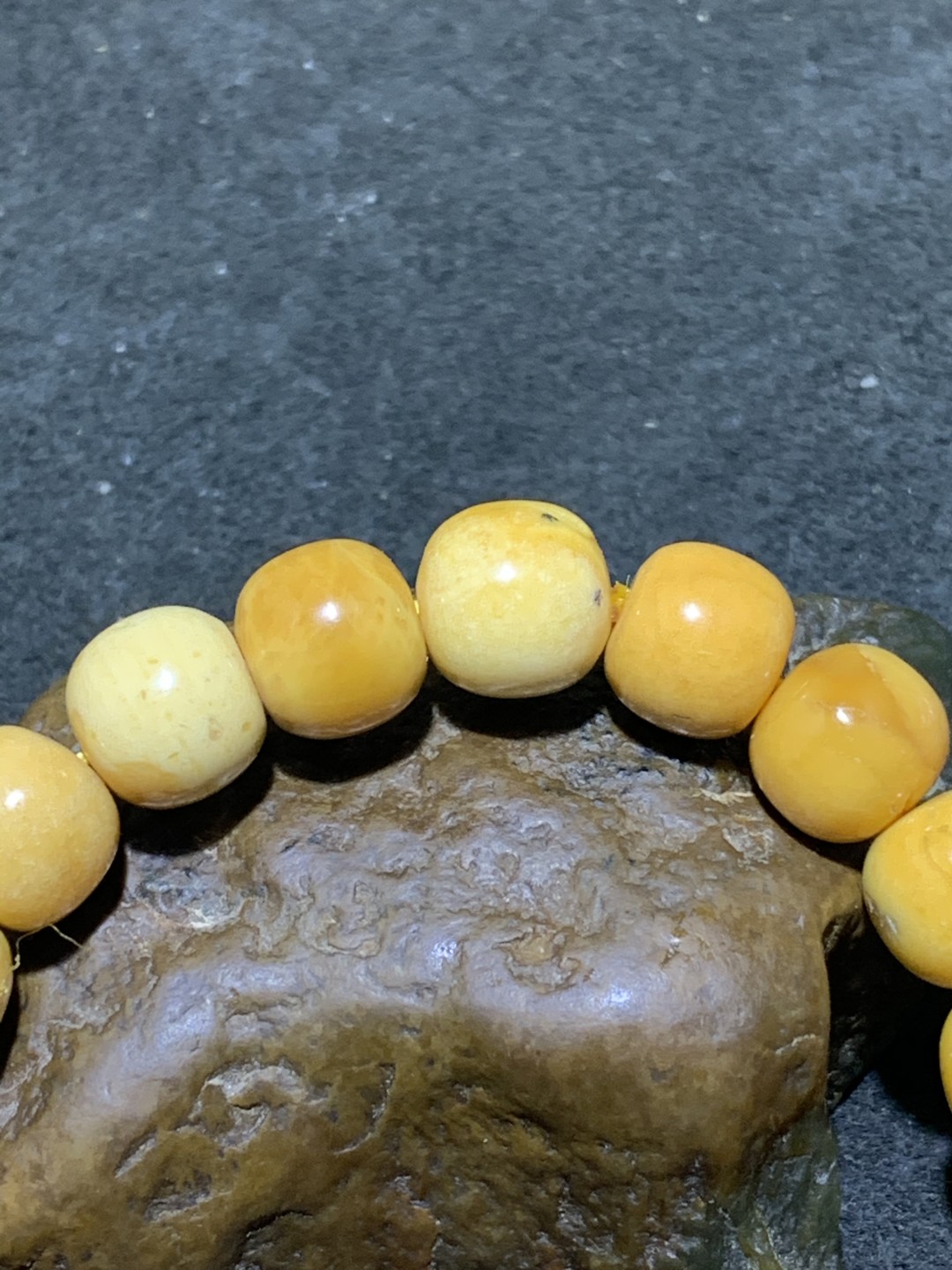 精美高玉化缅甸黄玉老形桶珠手串一条！