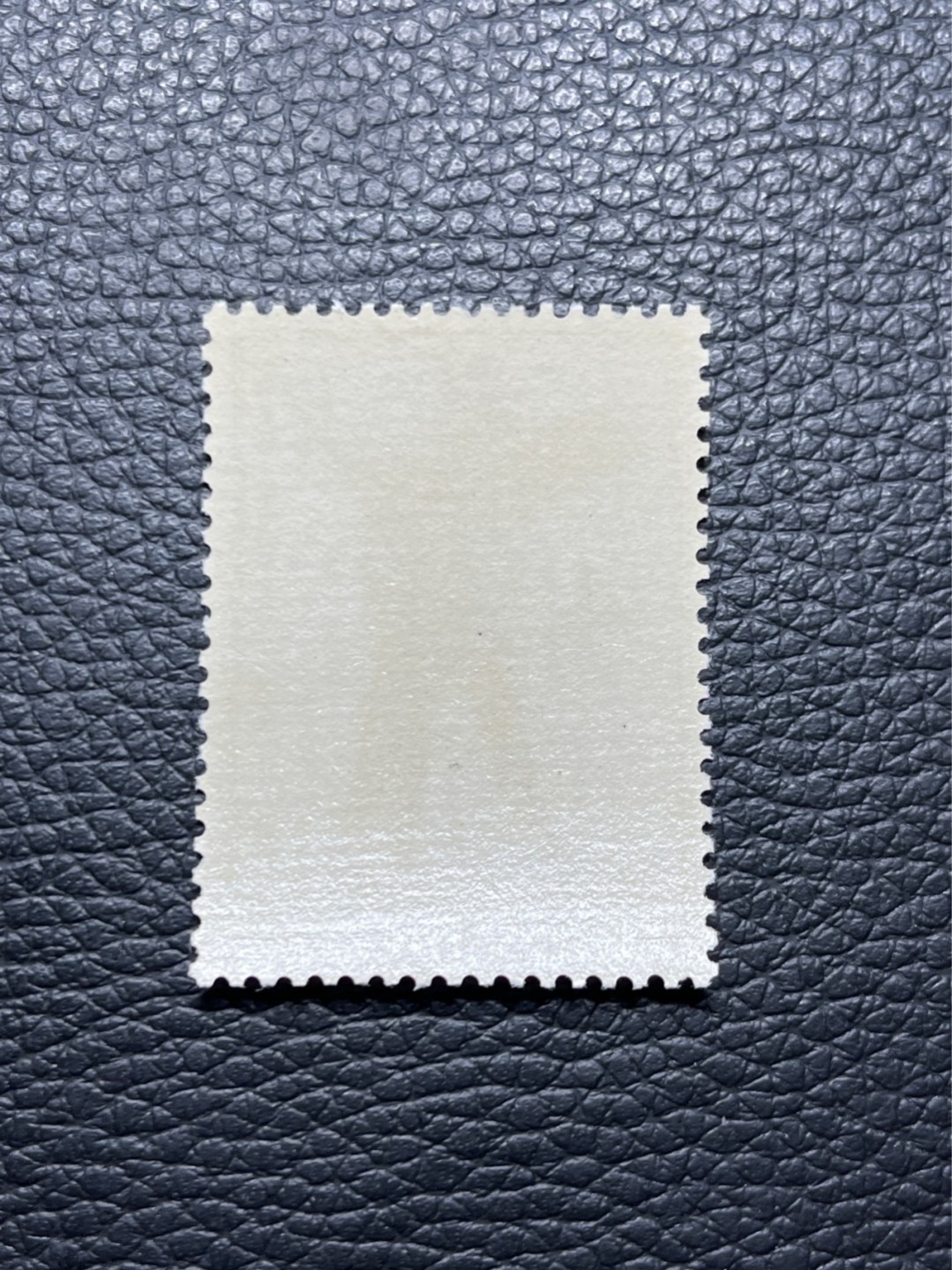 洪涛臻品批发群  精选邮票限时拍卖第九十七期 【评级推荐】特63青铜器  8-1新票一枚，版撕全品嘎嘎绝，齿孔饱满圆润，白胶润泽无任何瑕疵，ASG评级搏分首选，包OG。