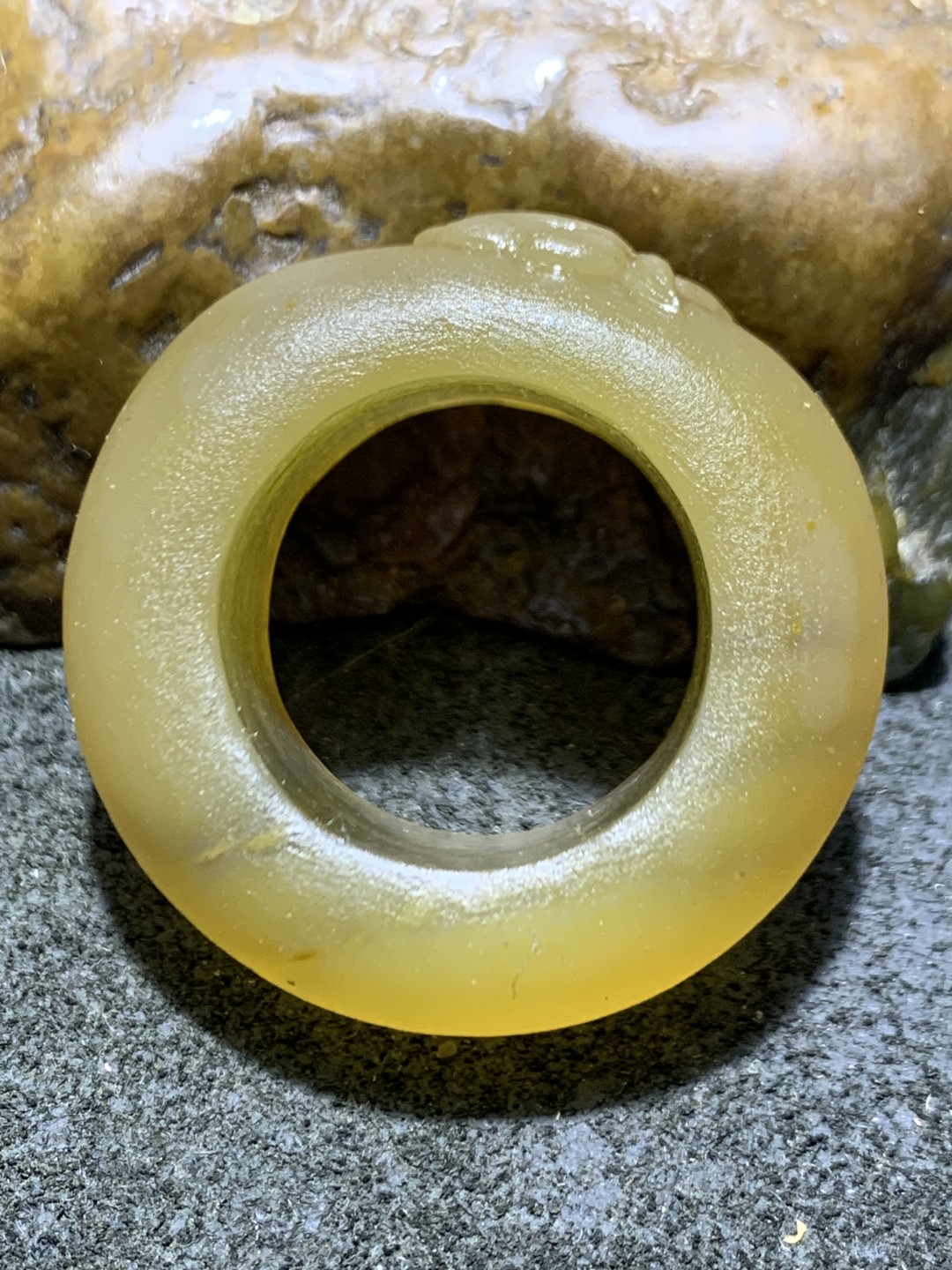 精美亚光高润度冻料漂金沙蒙料战国红玛瑙雕刻荷花扳指一个