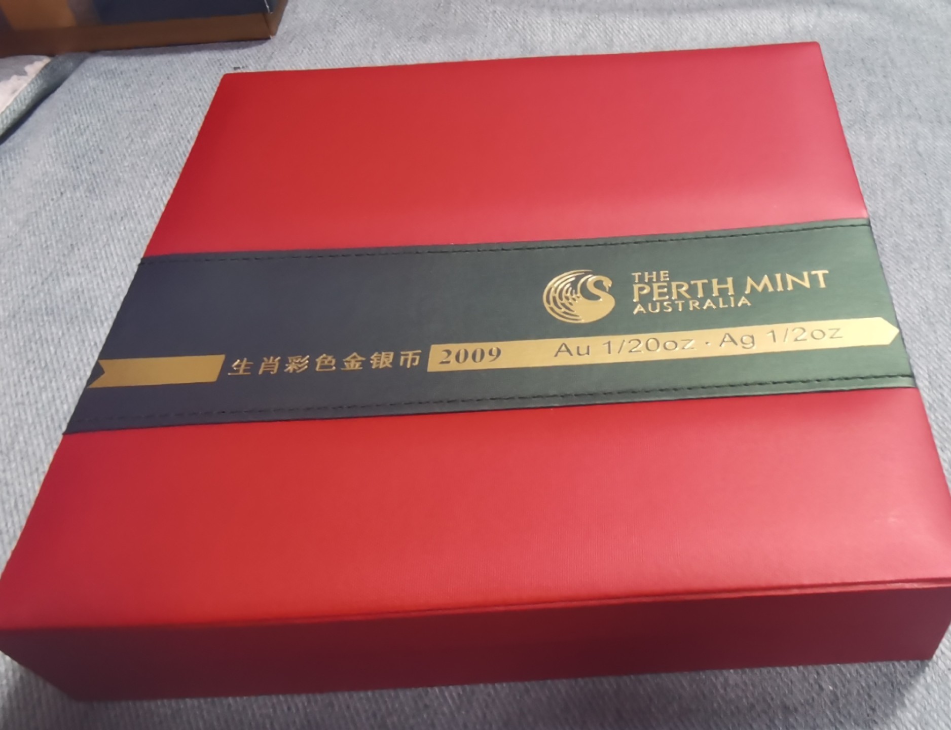 北京马甸外国币专卖微拍第九十期，外国金银币专场，陆续上新，欢迎关注 2009年澳大利亚豪华礼品包装彩色生肖牛1／2盎司银币，1／20盎司金币，成色：999，盒证齐全