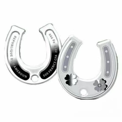 【海寧潮】拍卖第五十期大家嗨起来 - 【海寧潮B】喀麦隆2018, "幸运符-马蹄铁"(幸运的幸福)，镶嵌施华洛世奇、异形、圆孔、幸运草图案、项链吊坠精制银币. 配原装链环. 盒证全. 原价800元