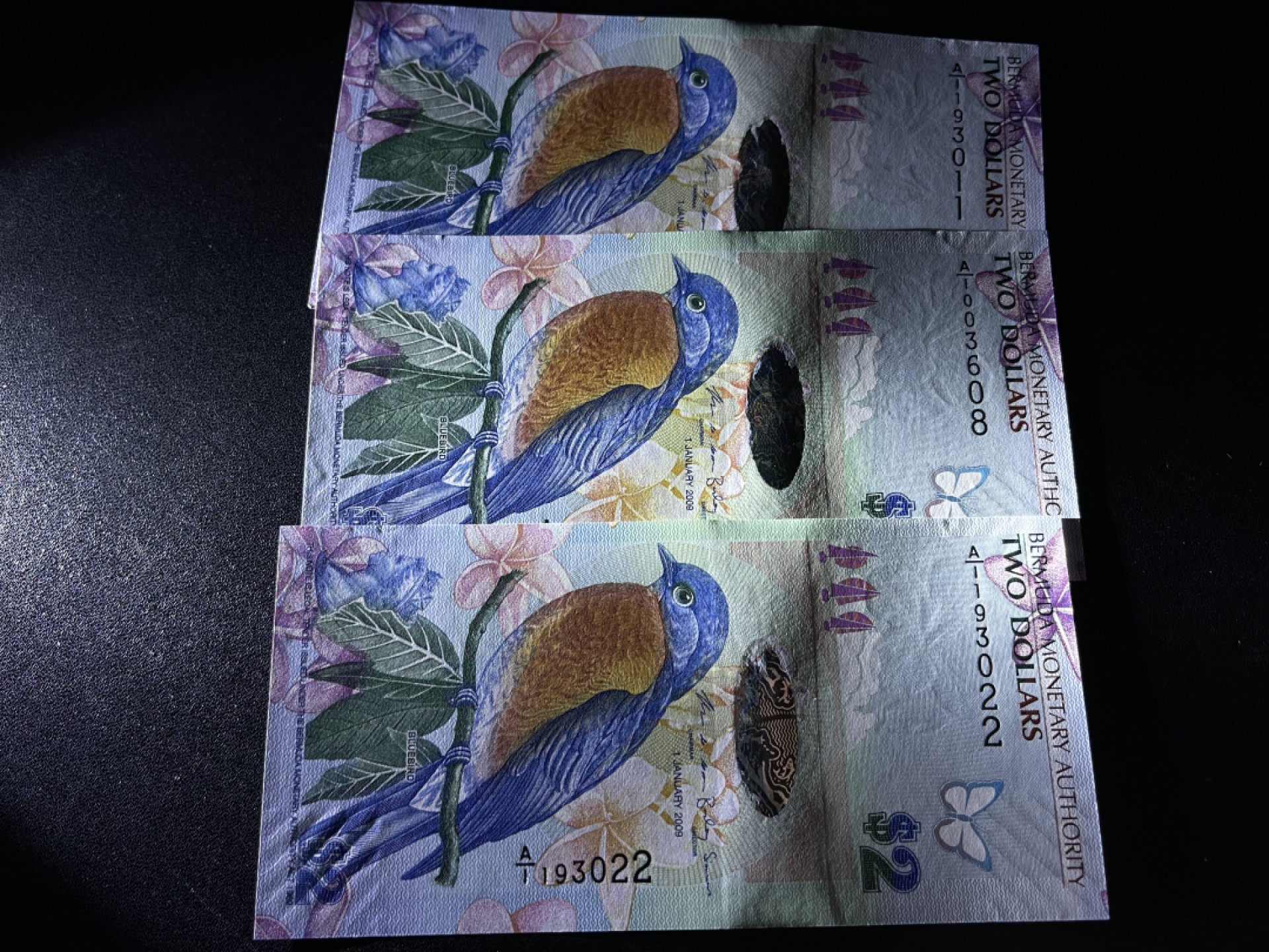 《外钞收藏家》第二百二十一期（连拍第二场） 百慕大2刀 三张一起 全新 有一个角钝了 其他没问题 都是A/1无47靓号