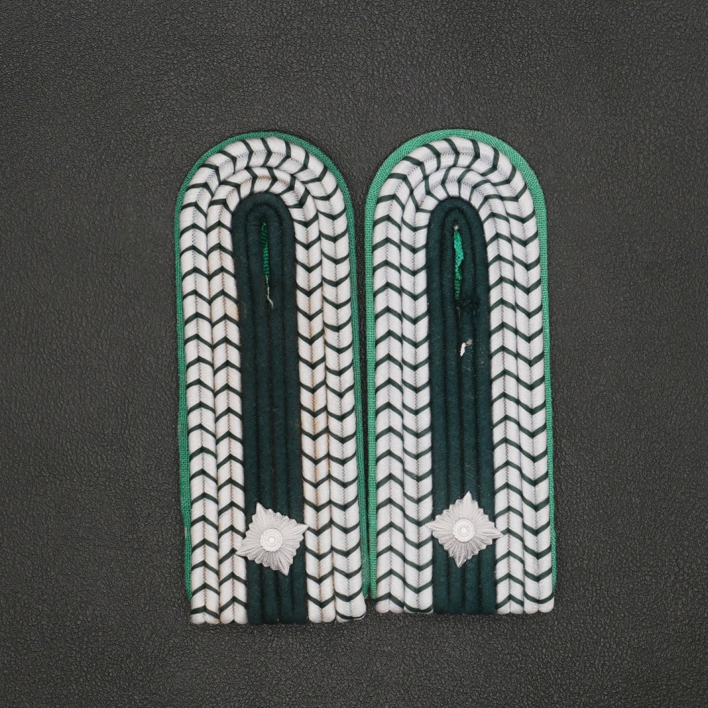 勋章奖章交易所11月26日拍卖 东德肩章一组