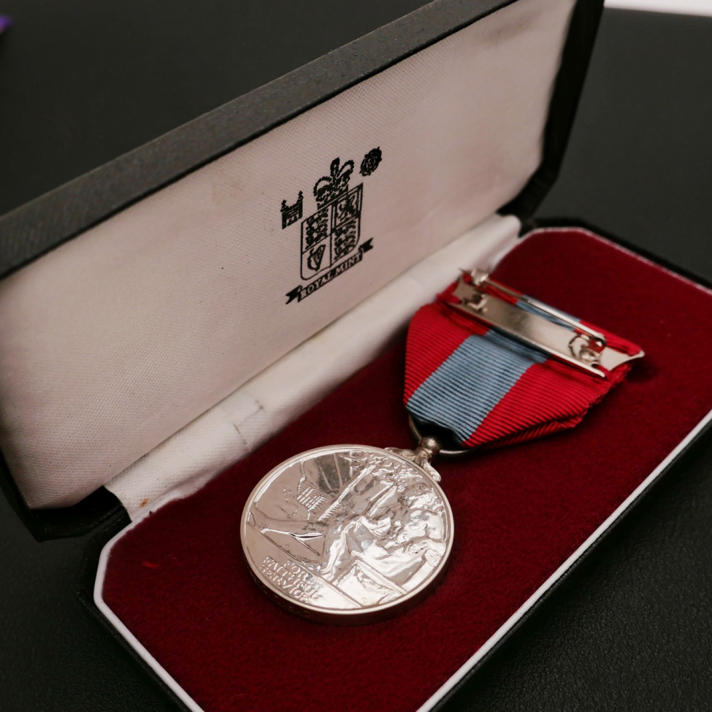 勋章奖章交易所11月26日拍卖 银质英国女王版帝国服务奖章，原盒好品