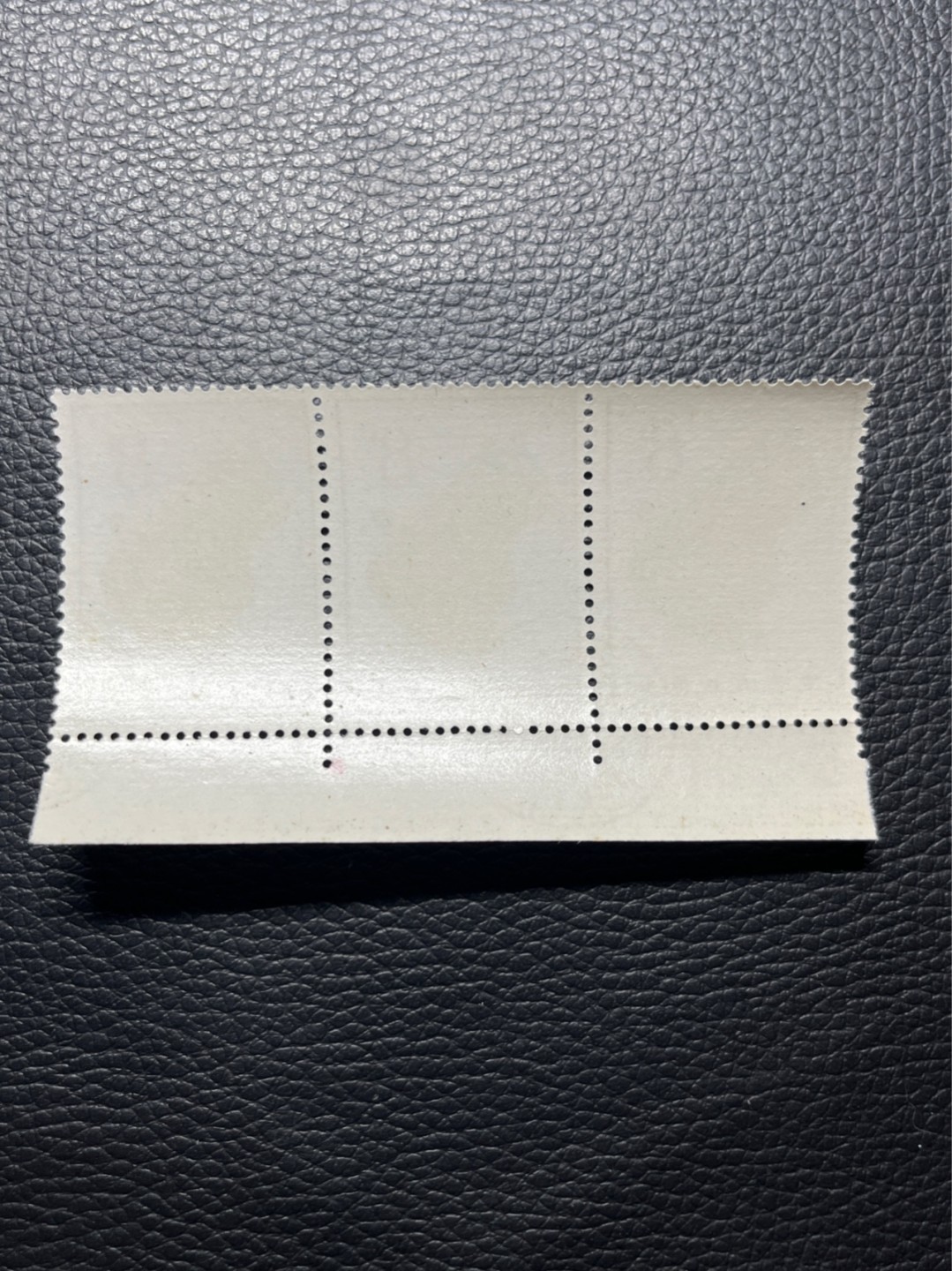 洪涛臻品批发群  精选邮票限时拍卖第九十三期 特63青铜器8-3盖销 3连厂名➕数字  ✦总筋✦几乎全品，老纪特三俗稀缺，ASG95分新票拍卖价8000多元，版撕全品盖销注意捡漏。解放初的经典票，整版撕开，面艳胶白，票挺洁净，齿孔完美，收藏评级两相宜，且有高附加值边纸。老纪特的版票资源十分稀缺难寻，机会来临时必须抓住。