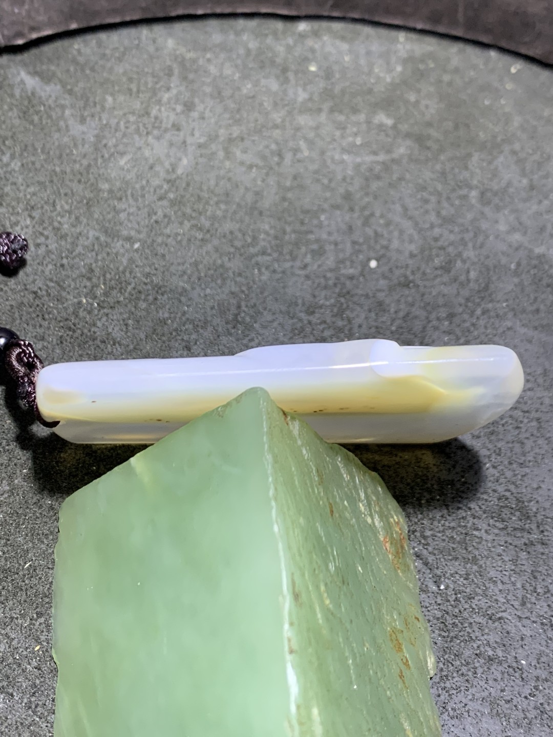 精美天然马达加斯加飘朱砂玛瑙雕刻观音菩萨牌子一个，