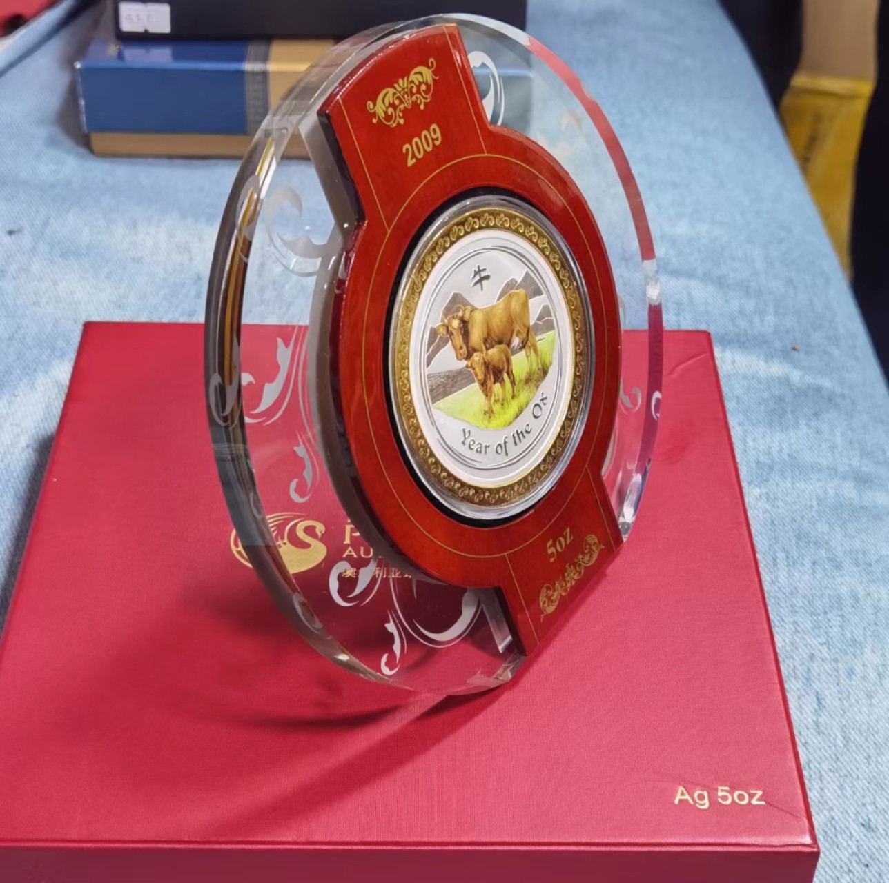 北京马甸外国币专卖微拍第九十期，外国金银币专场，陆续上新，欢迎关注 2009年豪华礼品包装澳大利亚5盎司彩色生肖牛纪念币，成色：999，盒证齐全