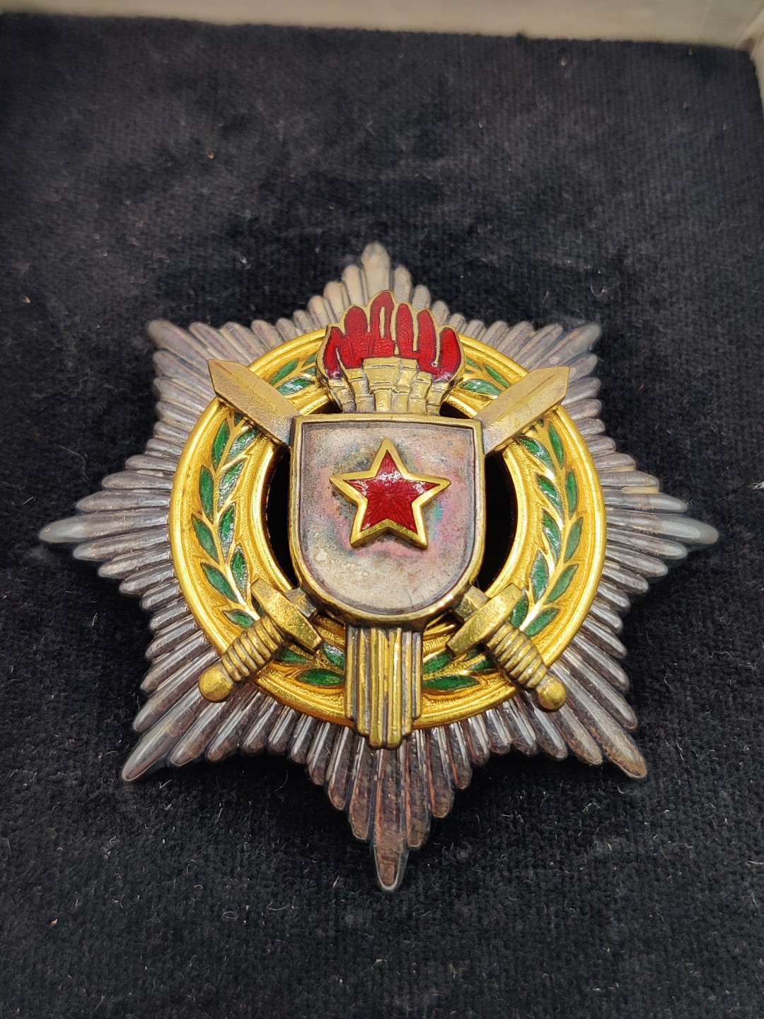 全场0元起拍 第17期 咸鱼国勋章拍卖专场 11月27日（周日）下午6：00开始 南斯拉夫二级军事功勋勋章 银制带盒