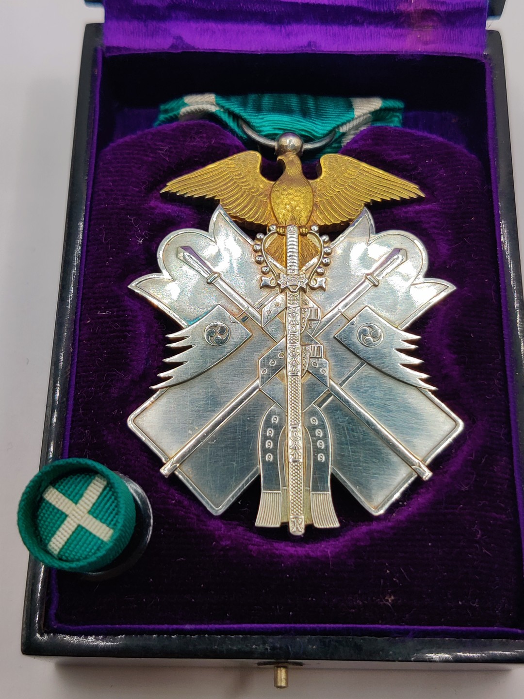 全场0元起拍 第17期 咸鱼国勋章拍卖专场 11月27日（周日）下午6：00开始 勿忘国耻 日本二战时期七级金鸱章 极美品 纯银制带略