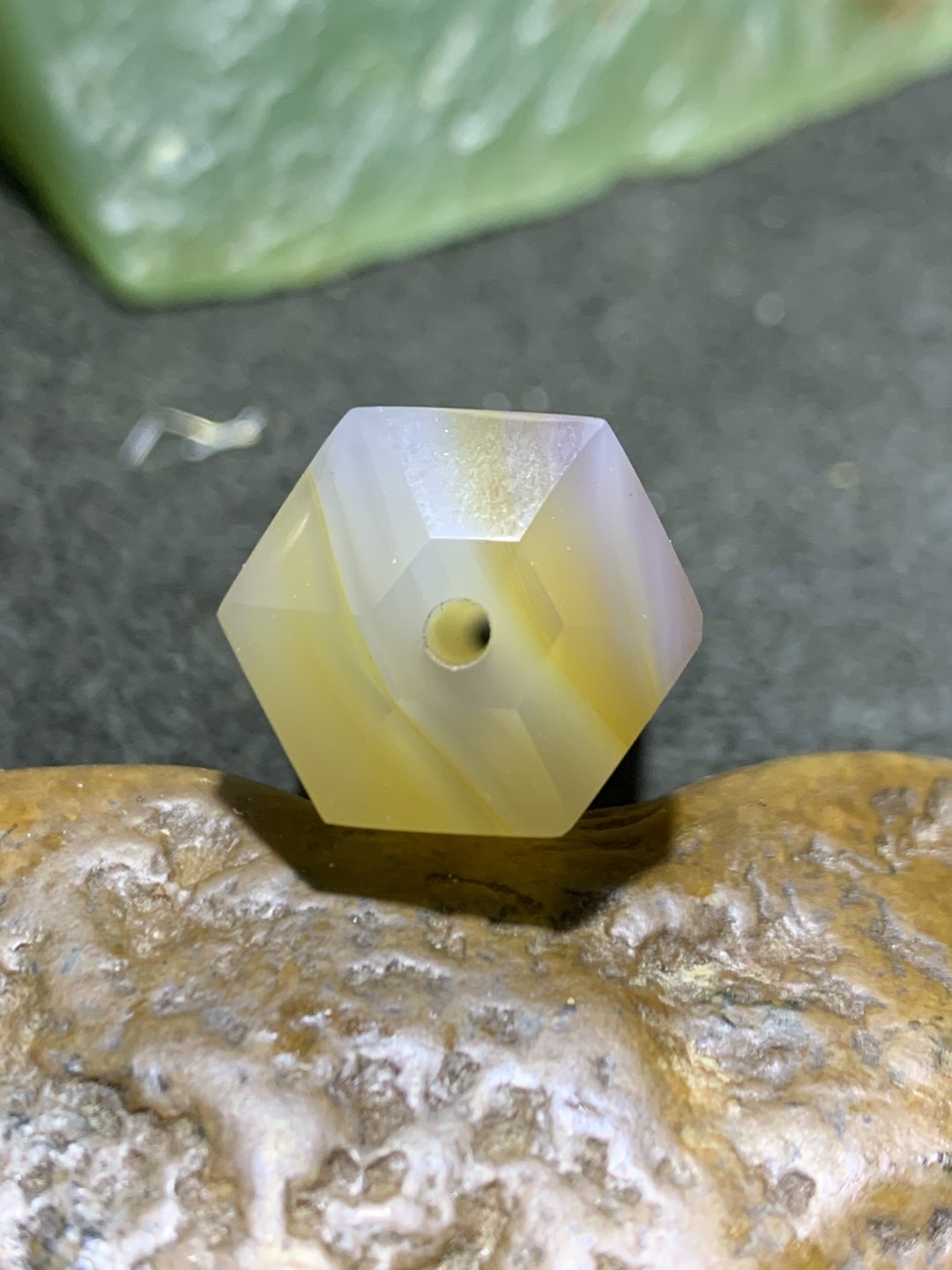 精美高玉化巴西玛瑙精工六棱珠一个，