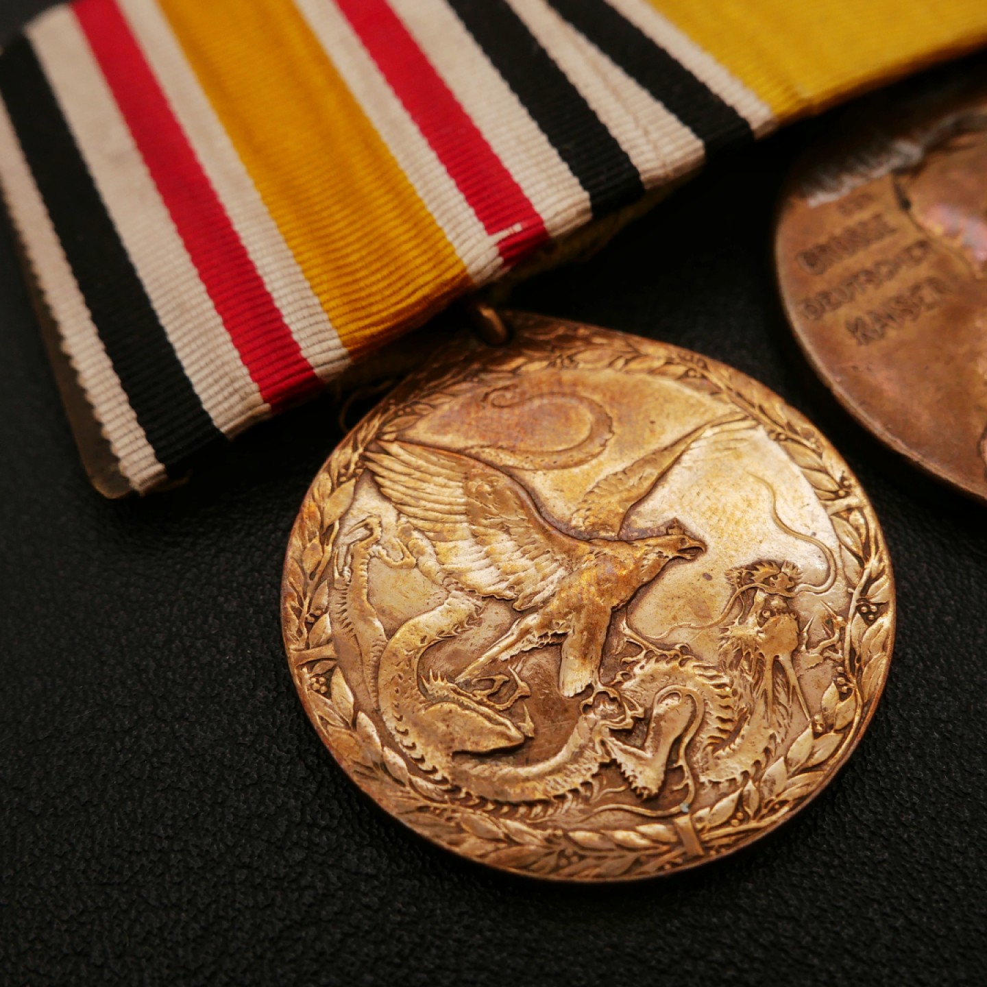 勋章奖章交易所11月26日拍卖 德国1900庚子奖章德皇百年奖章联排，原铸非后造，铜质授予战斗人员