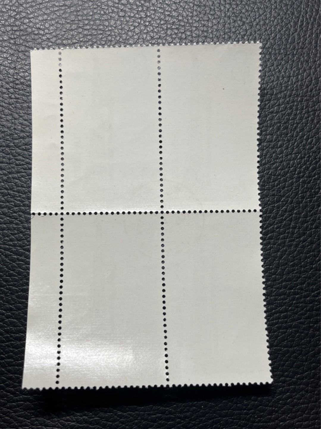 洪涛臻品批发群  精选邮票限时拍卖第九十三期 特67石油 5-2盖销 四方连一组，中间戳， 版撕全品，非常轻微小软印，非常漂亮。解放初的经典票，整版撕开，面艳胶白，票挺洁净，齿孔完美，收藏评级两相宜。老纪特的版票资源十分稀缺难寻，机会来临时必须抓住。(图4赵涌近期成交价做参考)