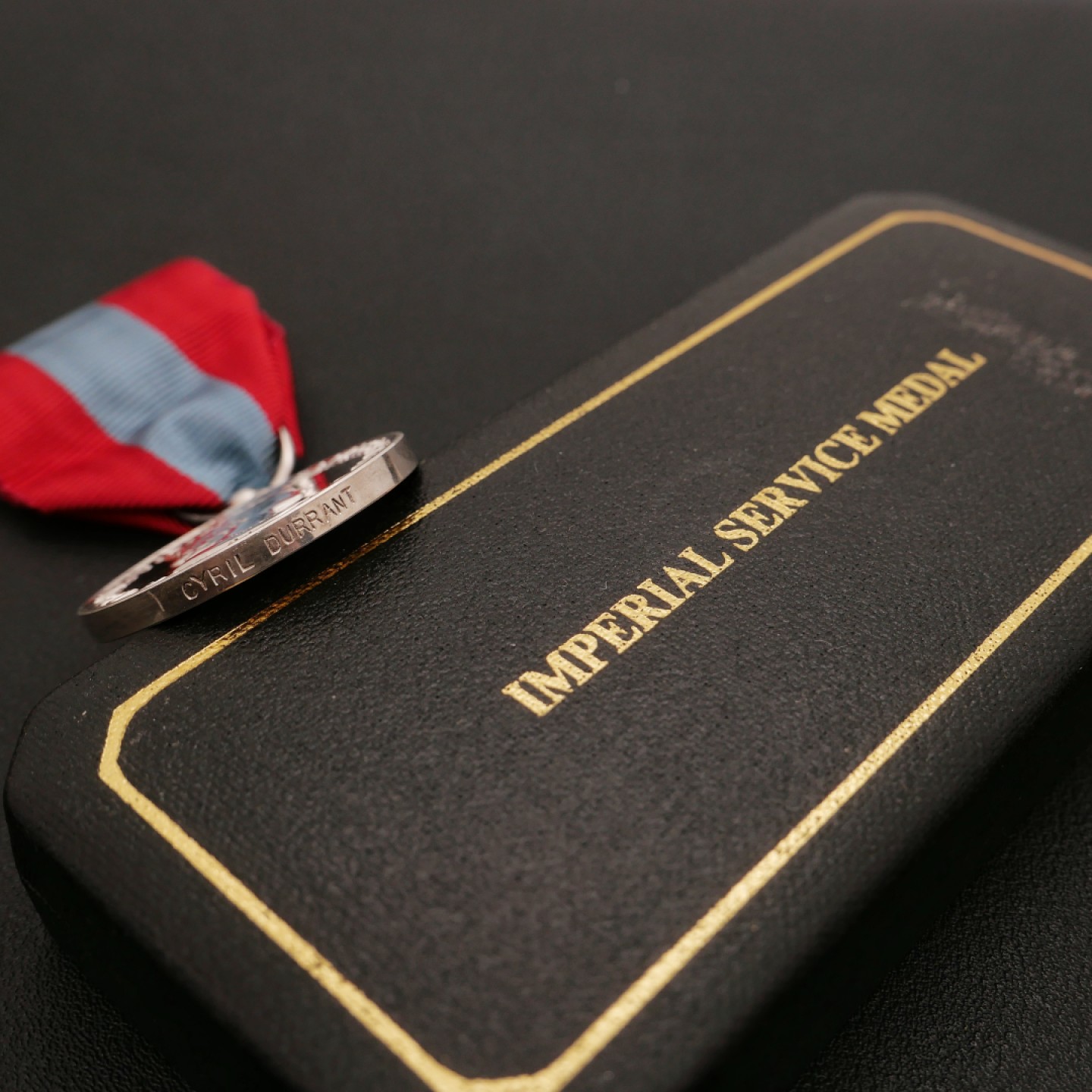 勋章奖章交易所11月26日拍卖 银质英国女王版帝国服务奖章，原盒好品