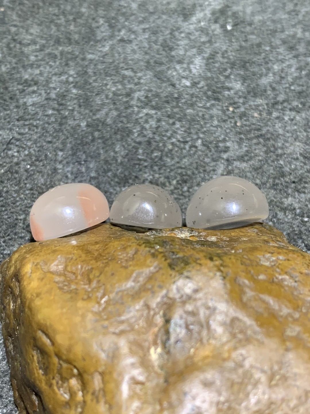 南红玛瑙荔枝冻通货戒面3个，