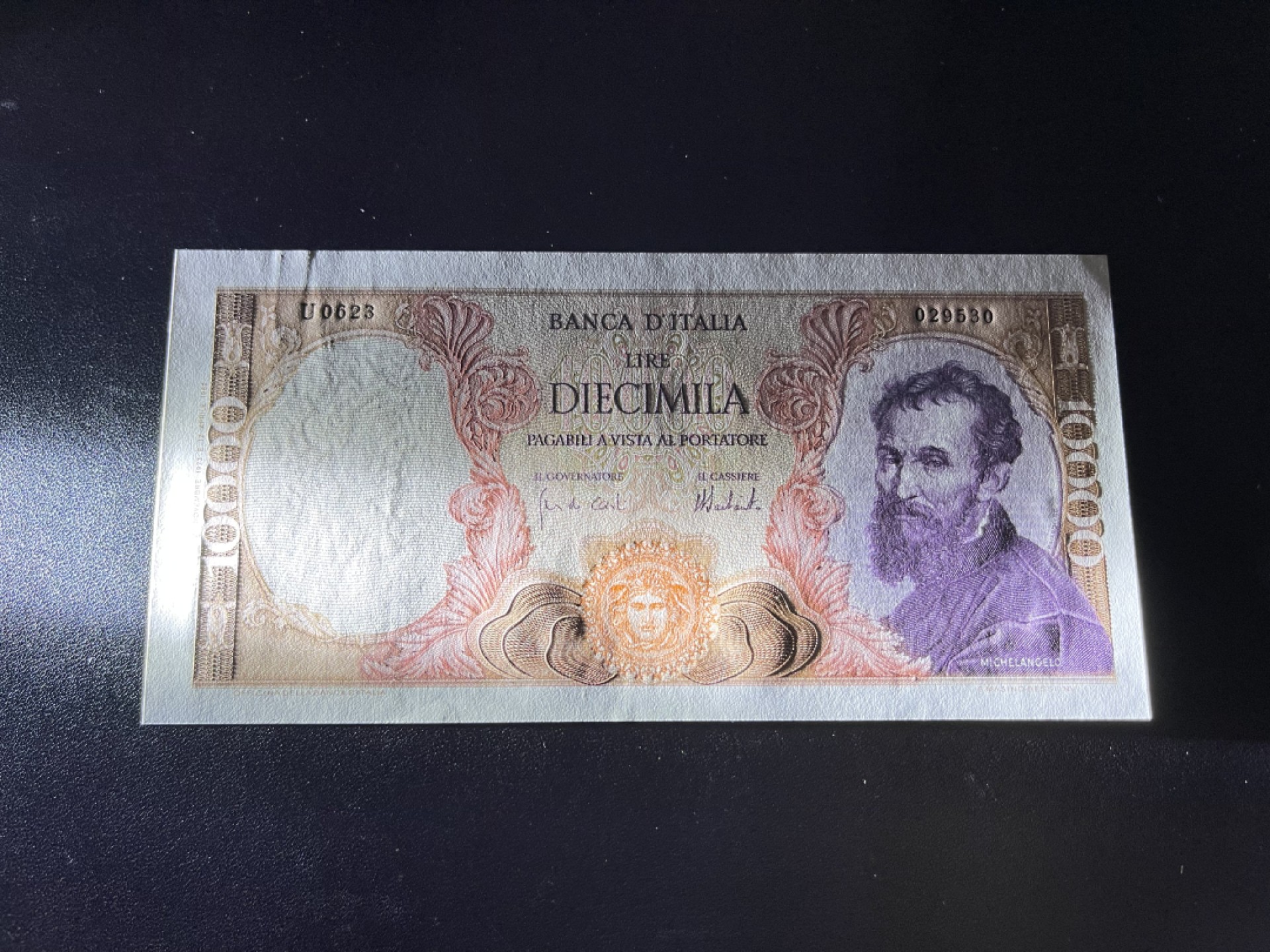 《外钞收藏家》第二百二十一期（连拍第二场） 1962年意大利1万里拉 全新 两个角轻微瑕疵 荧光很漂亮