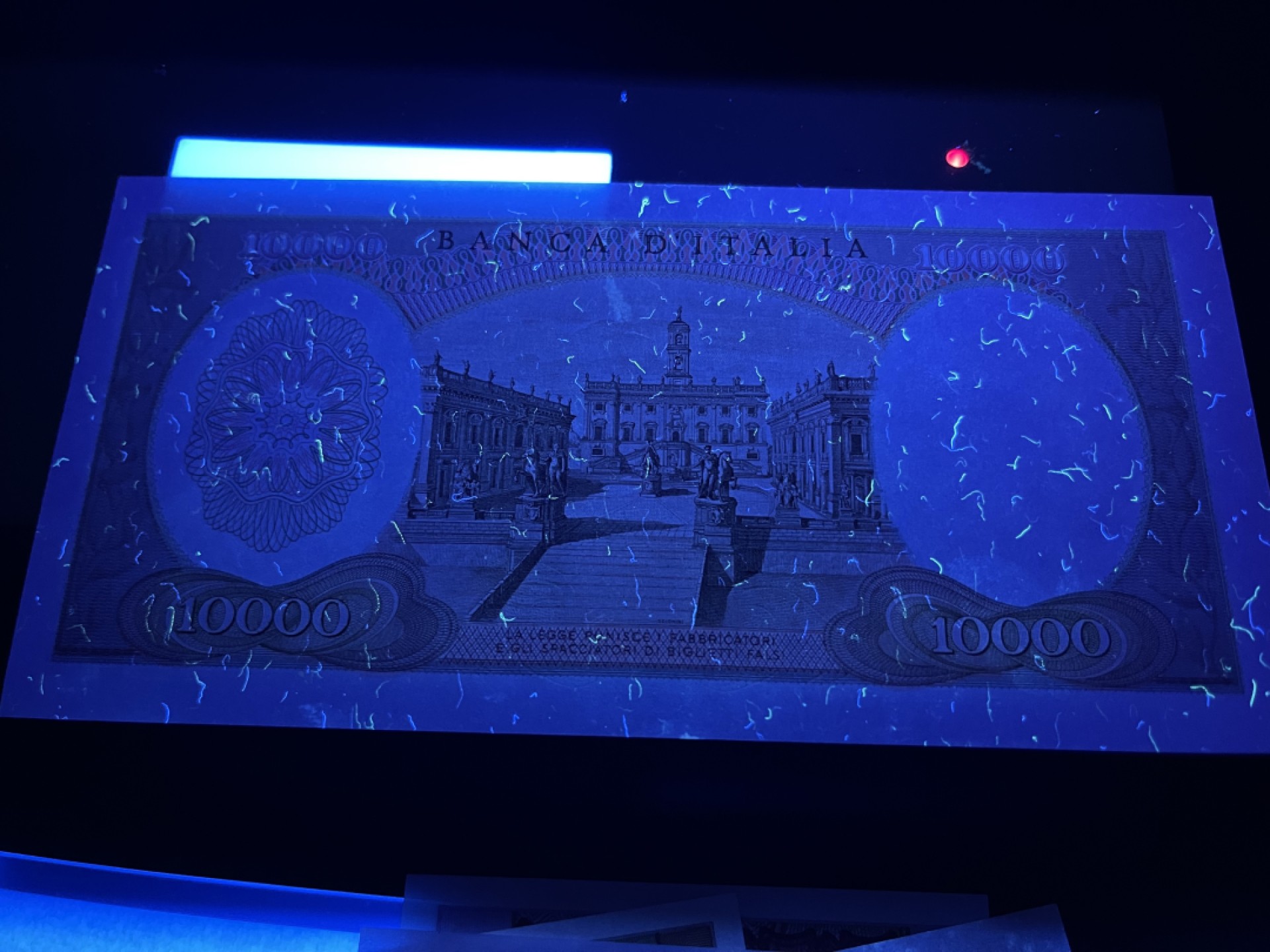 《外钞收藏家》第二百二十一期（连拍第二场） 1962年意大利1万里拉 全新 两个角轻微瑕疵 荧光很漂亮