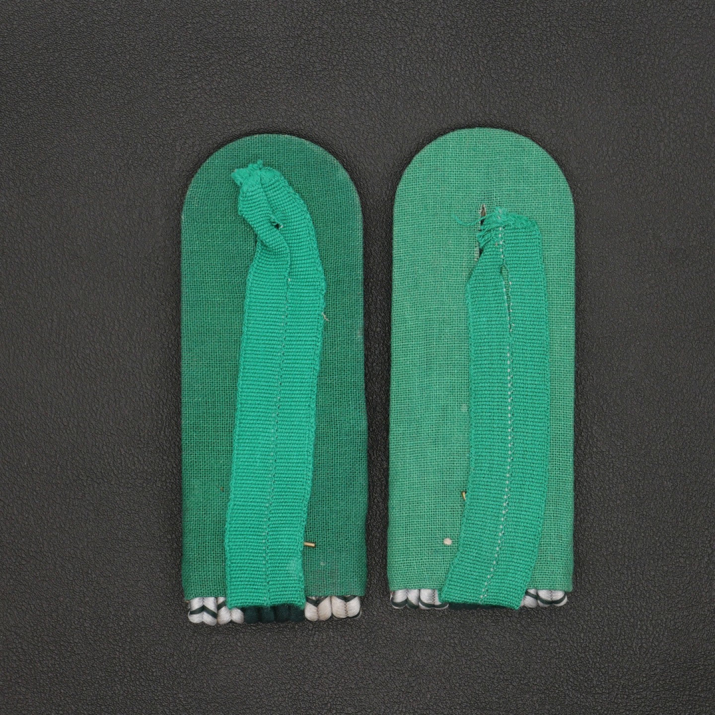 勋章奖章交易所11月26日拍卖 东德肩章一组