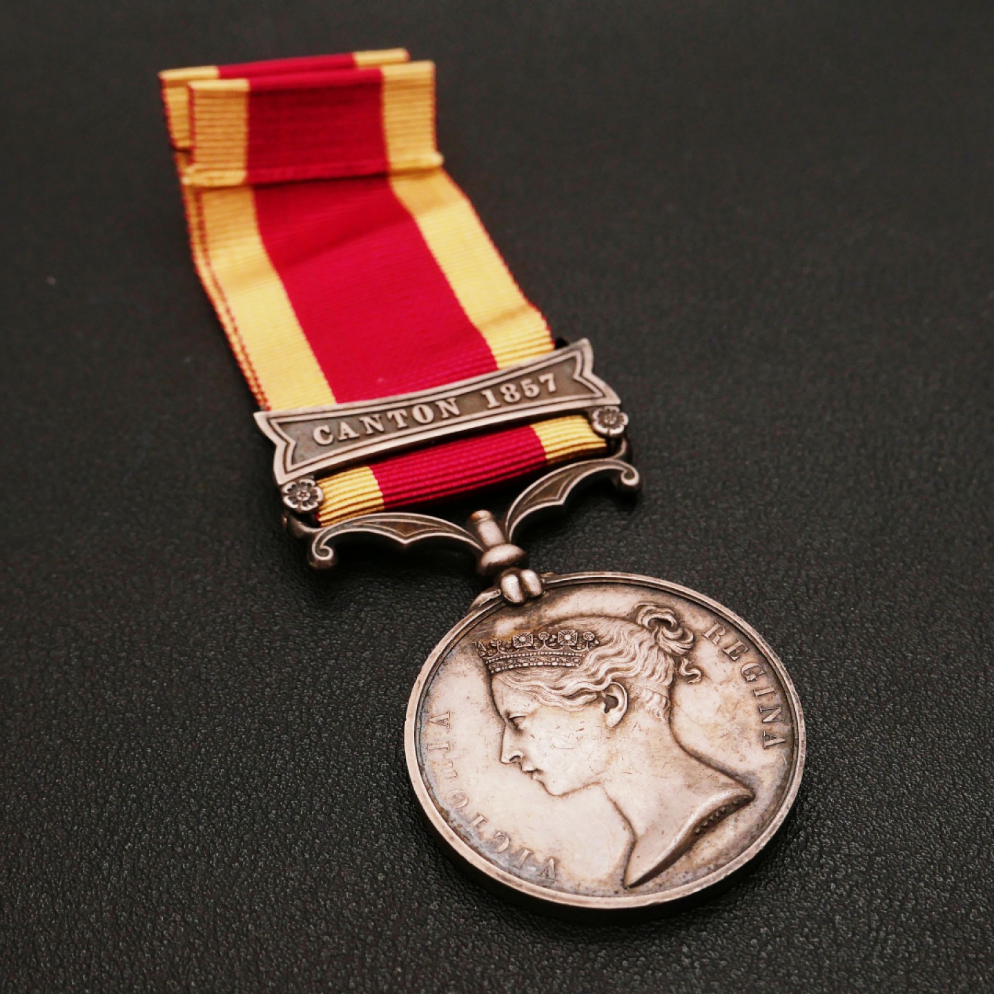 勋章奖章交易所11月26日拍卖 银质英国第二次鸦片战争奖章，海军版无边铭，“广东1857”勋条