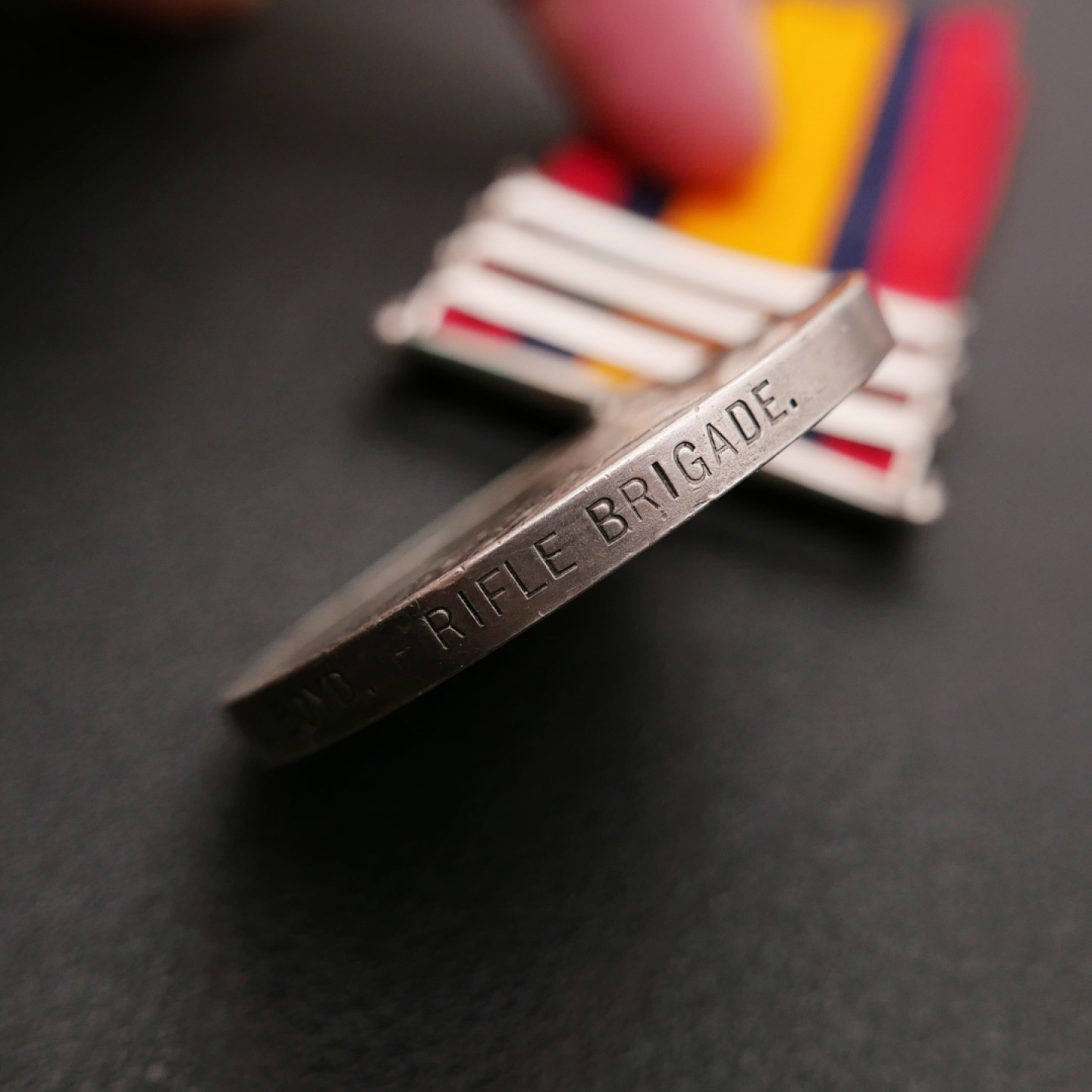 勋章奖章交易所11月26日拍卖 银质英国布尔奖章，三勋条，授1801年成立的皇家步枪旅1营G.BOYD（军籍号7438），送电子版档案