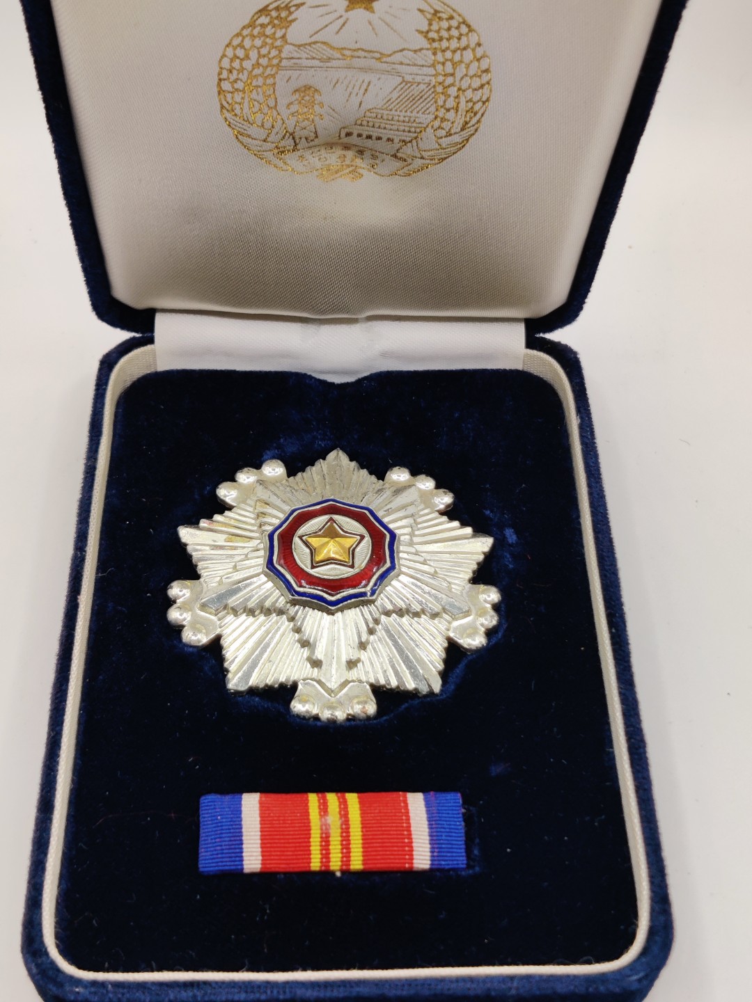 全场0元起拍 第17期 咸鱼国勋章拍卖专场 11月27日（周日）下午6：00开始 朝总联版 朝鲜三级国旗勋章