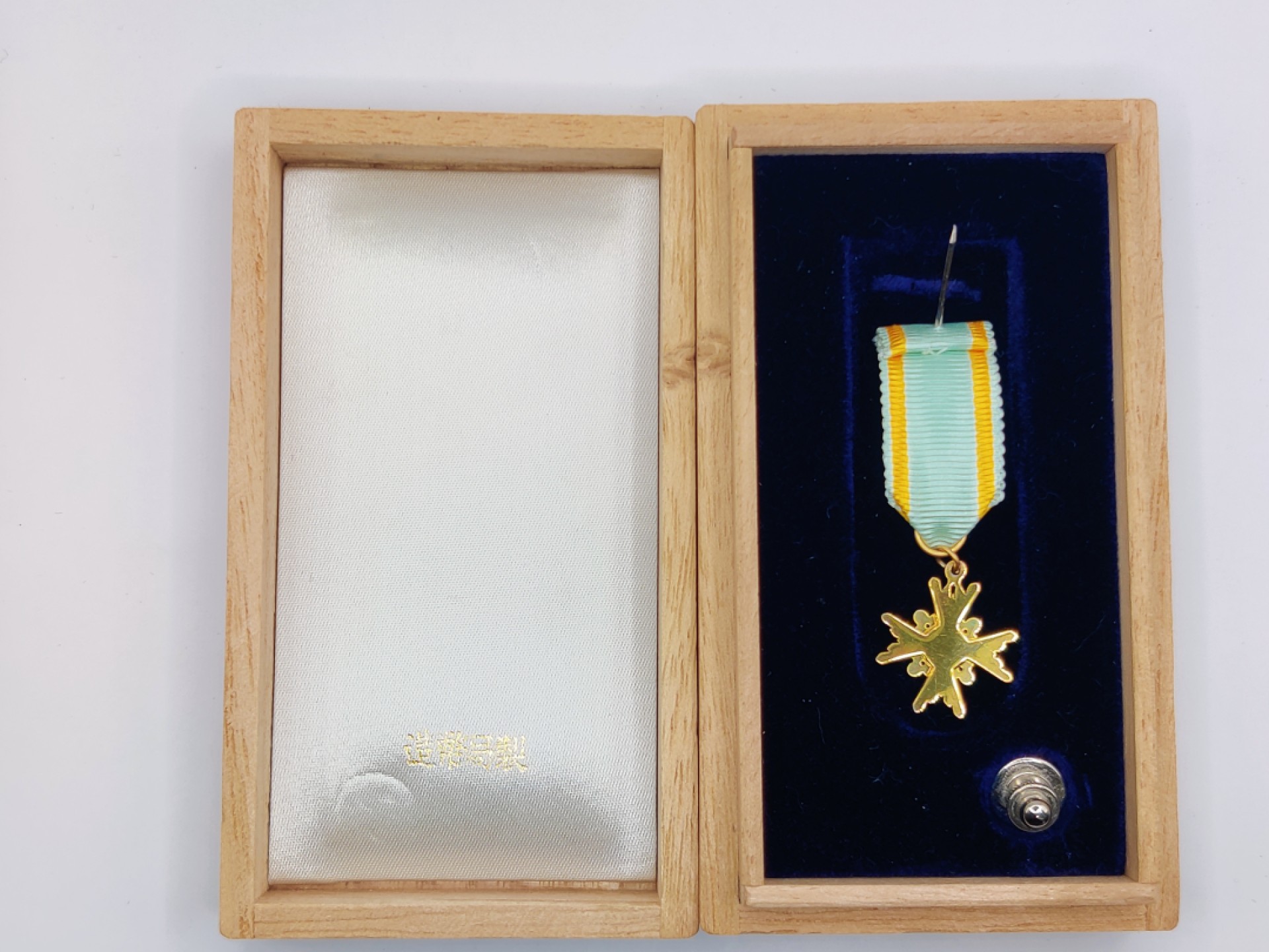 全场0元起拍 第17期 咸鱼国勋章拍卖专场 11月27日（周日）下午6：00开始 稀有 日本三等瑞宝章 迷你章 纯银 镀金 造币局制 定制价格4万-6万日元左右