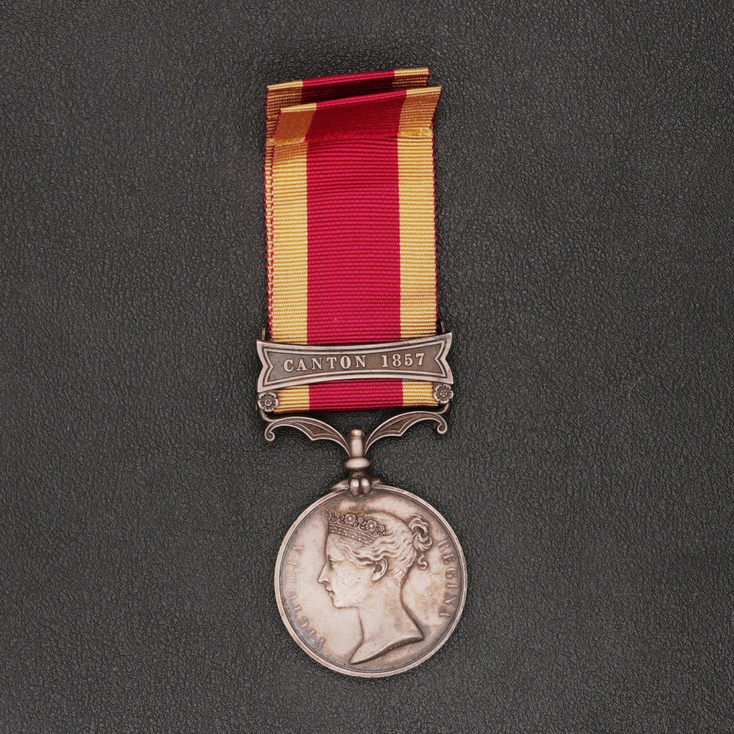 勋章奖章交易所11月26日拍卖 银质英国第二次鸦片战争奖章，海军版无边铭，“广东1857”勋条