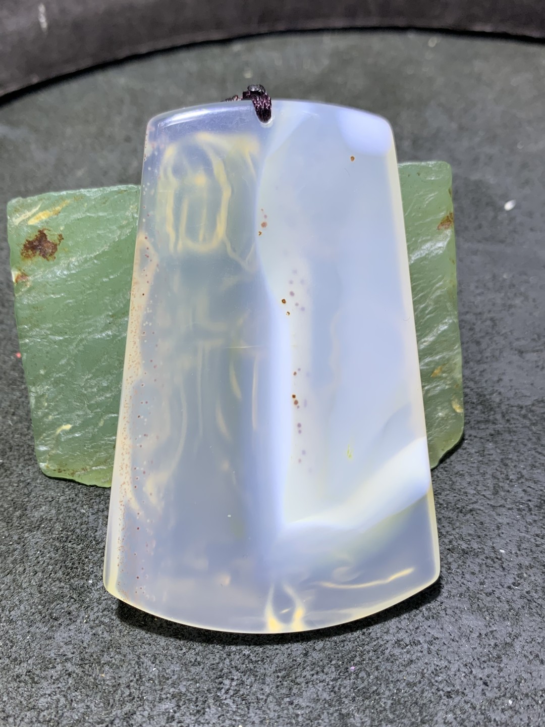 精美天然马达加斯加飘朱砂玛瑙雕刻观音菩萨牌子一个，