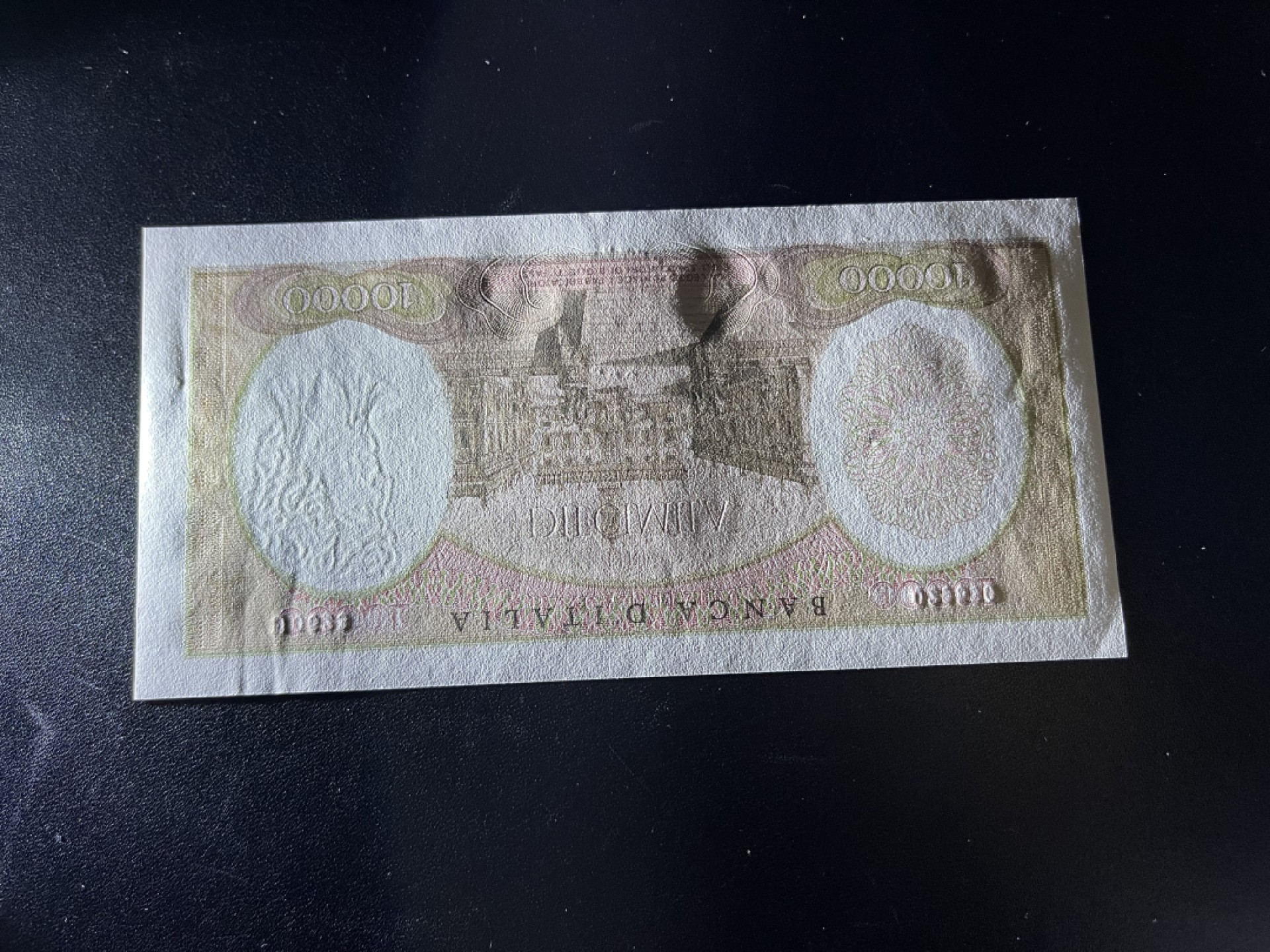 《外钞收藏家》第二百二十一期（连拍第二场） 1962年意大利1万里拉 全新 两个角轻微瑕疵 荧光很漂亮